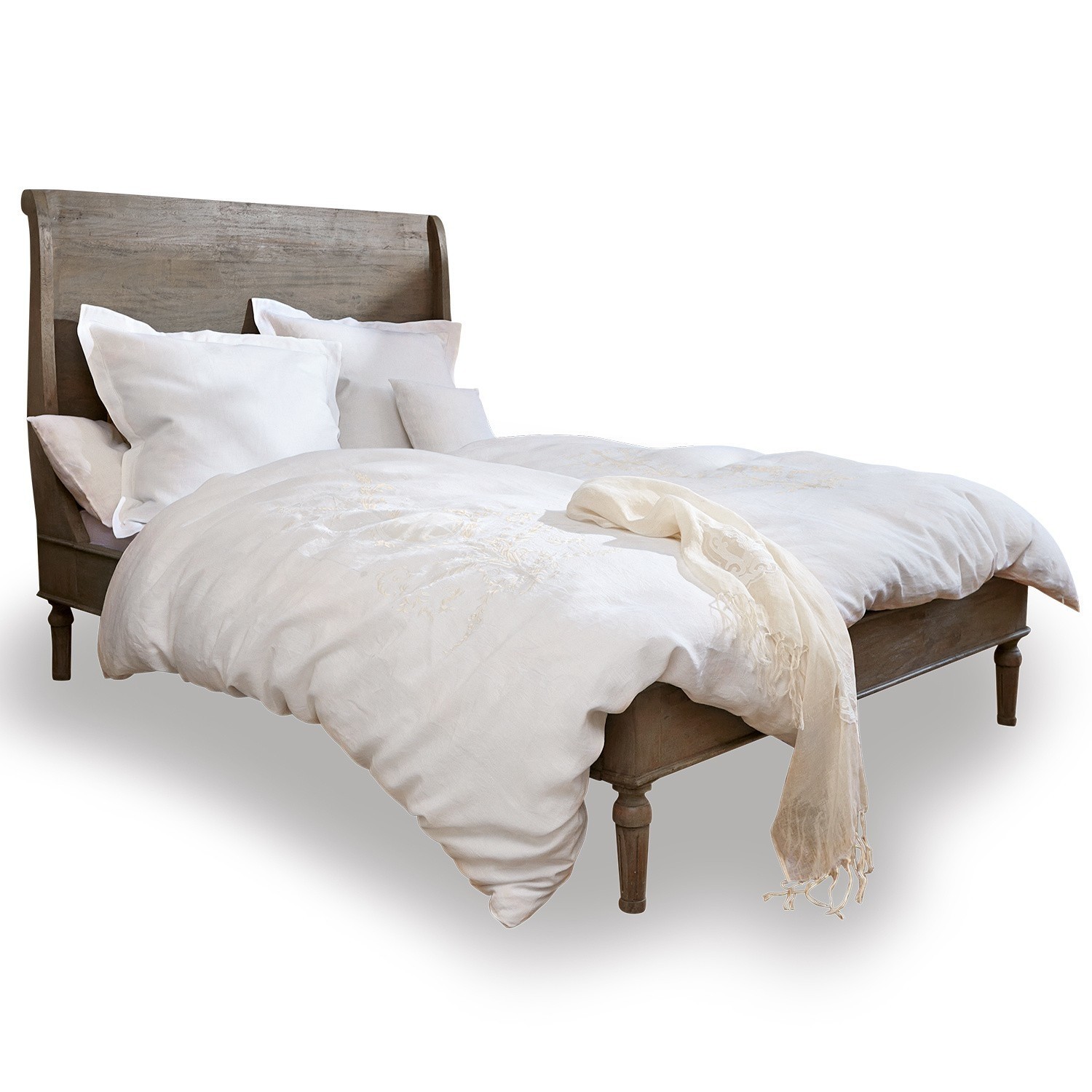 Bed Saint-Germier Grijs houten bed met wit beddengoed en lichte sjaal aan de rand, rustieke stijl