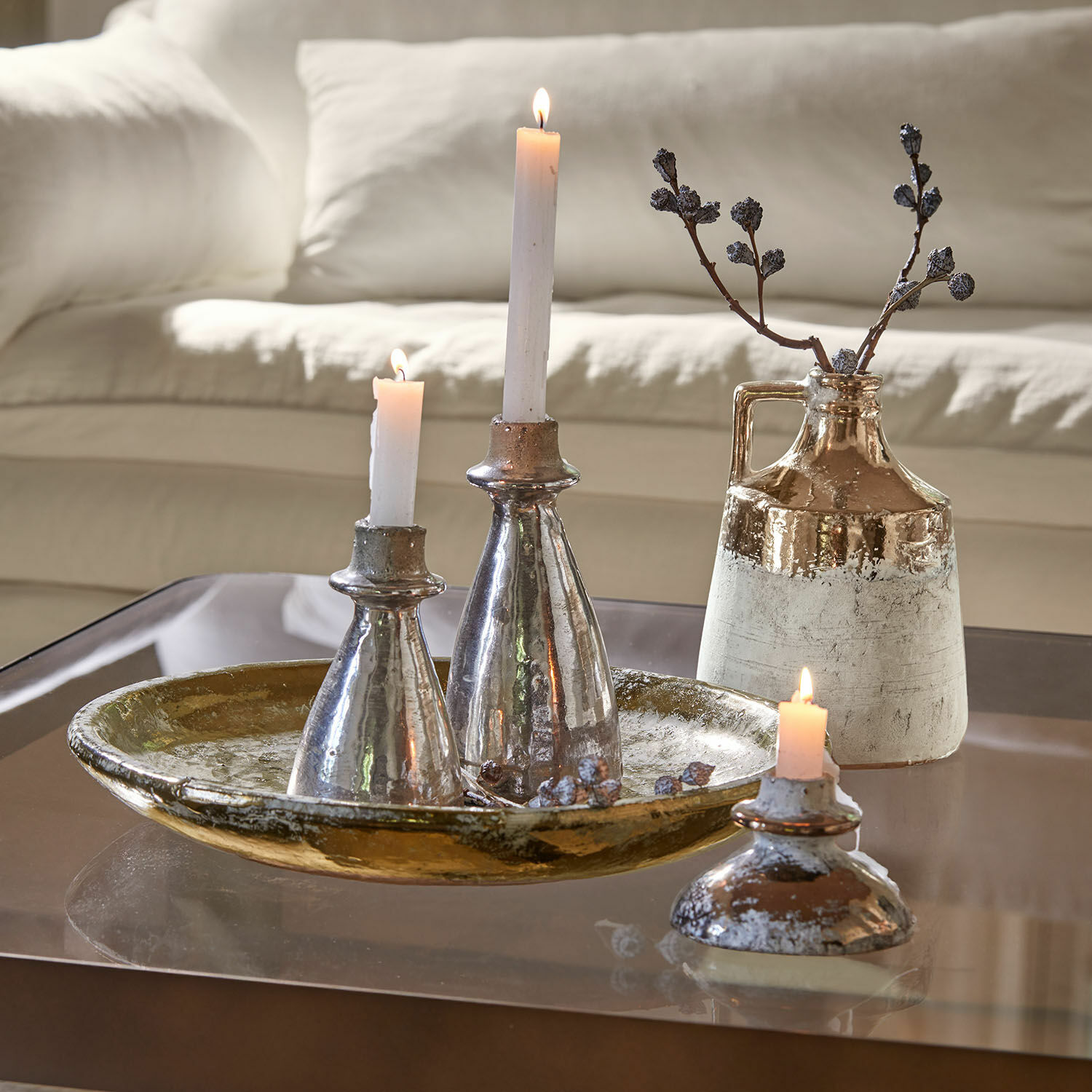 Dienblad met vazen Tameena Decoratieve set zilver-gouden keramische kandelaars en vaas op glazen tafel