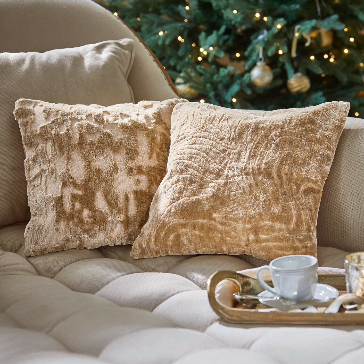 Kussenhoes set van 2 Doranza Beige decoratieve kussens van zacht materiaal op lichte bank, gezellige woonkamer met kerstboom