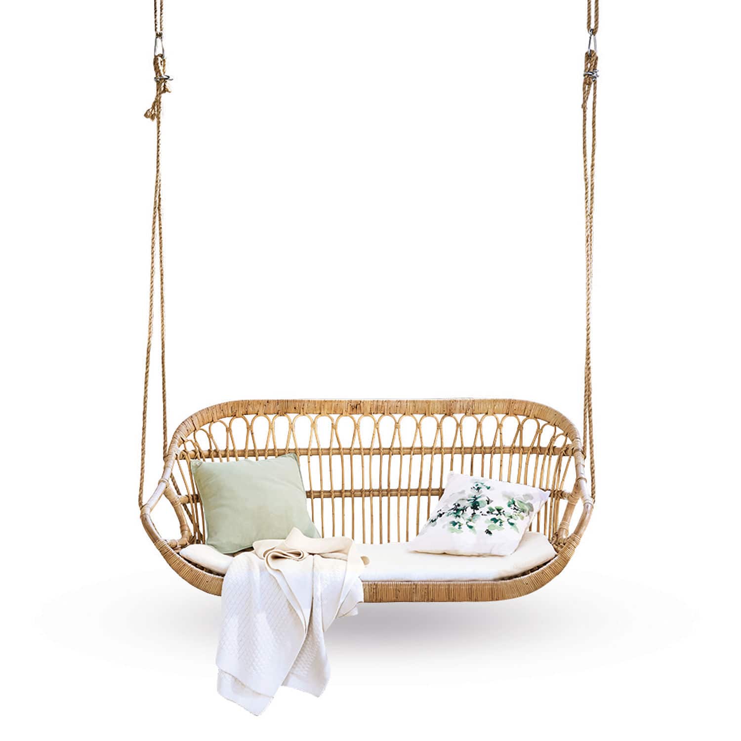 Schommel van natuurlijk riet met kussens en deken, comfortabele tuinmeubel voor ontspanning