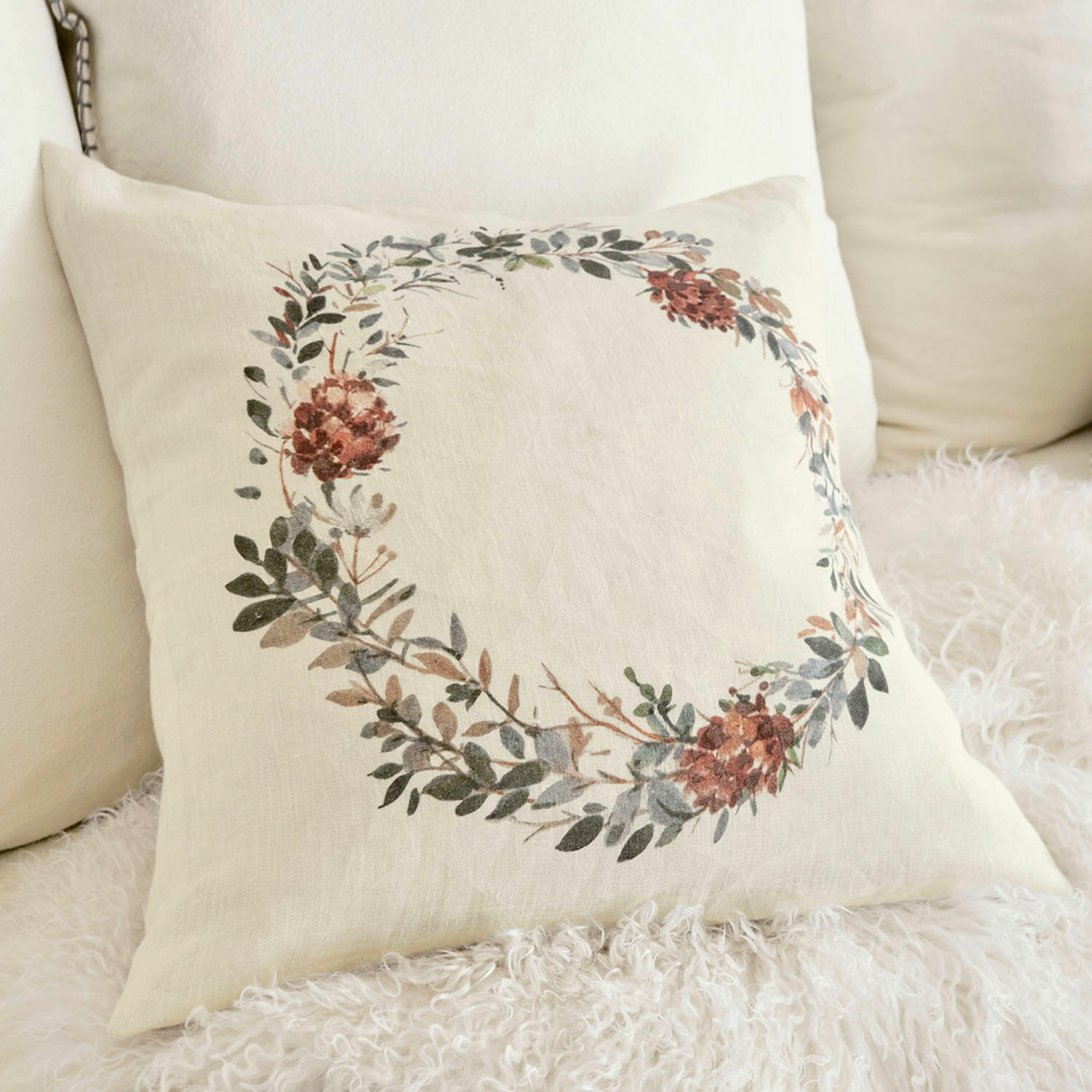 Kussenhoes Torge Beige linnen kussen met decoratieve krans van bladeren en bloemen in natuurlijke kleuren