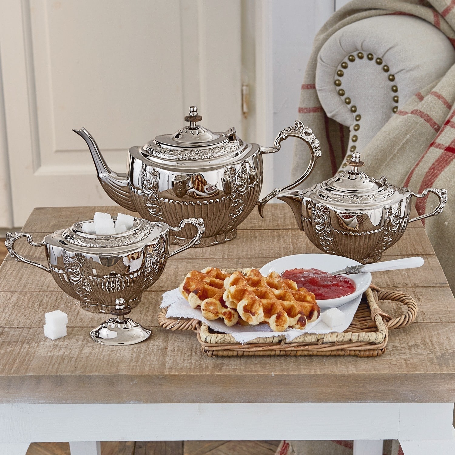 Theeset Ingliston Zilveren theeset met theepot, suikerpot en melkkan op houten tafel met wafels en jam