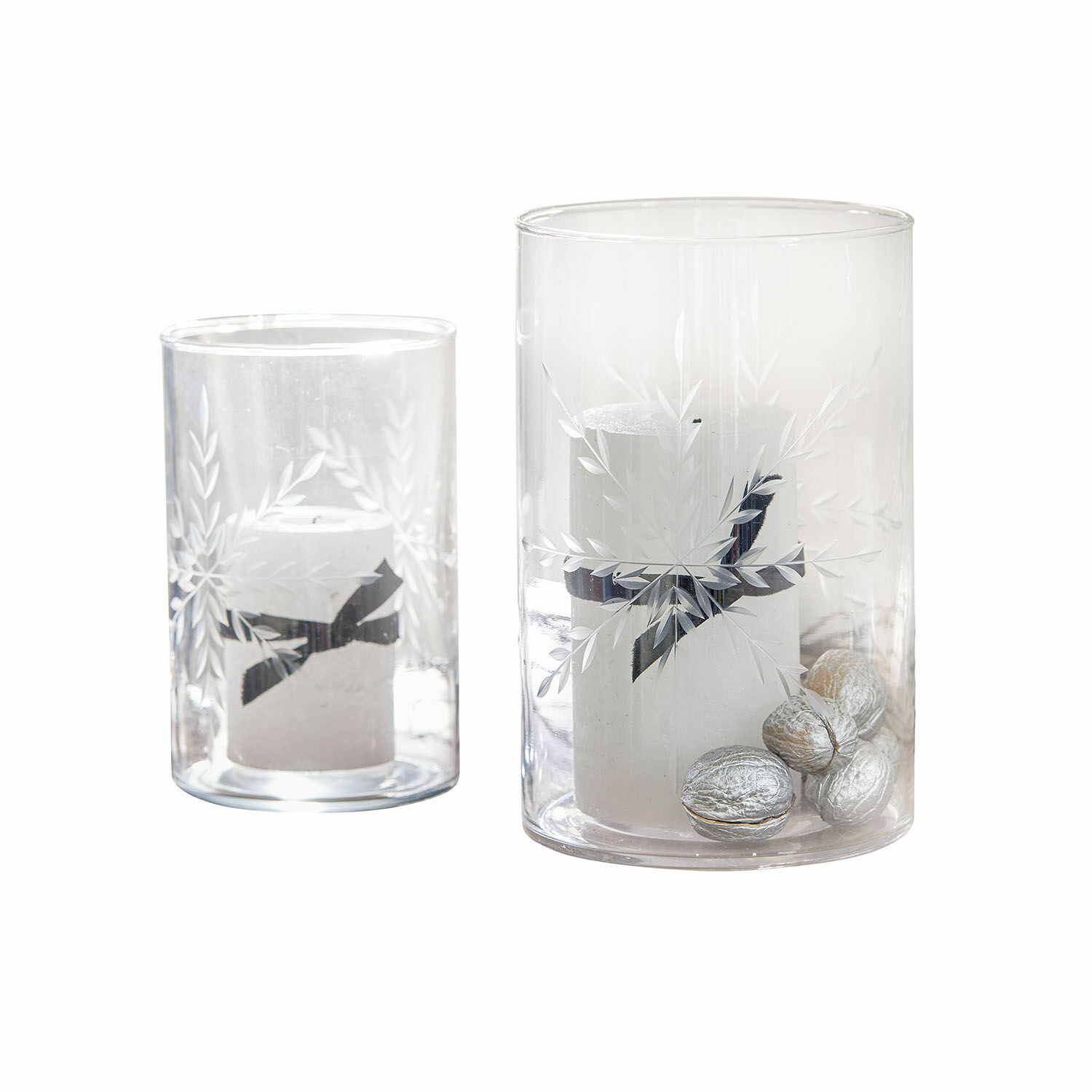 Windlicht set van 2 Snowflakes Twee doorzichtige glazen windlichten met witte kaarsen en zilveren decoratieve noten