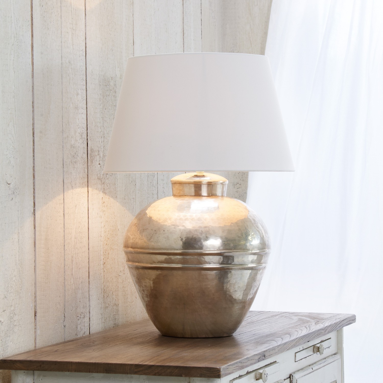 Tafellamp Madison Tafellamp van messing met witte kap op houten blad, interieurverlichting en decoratie