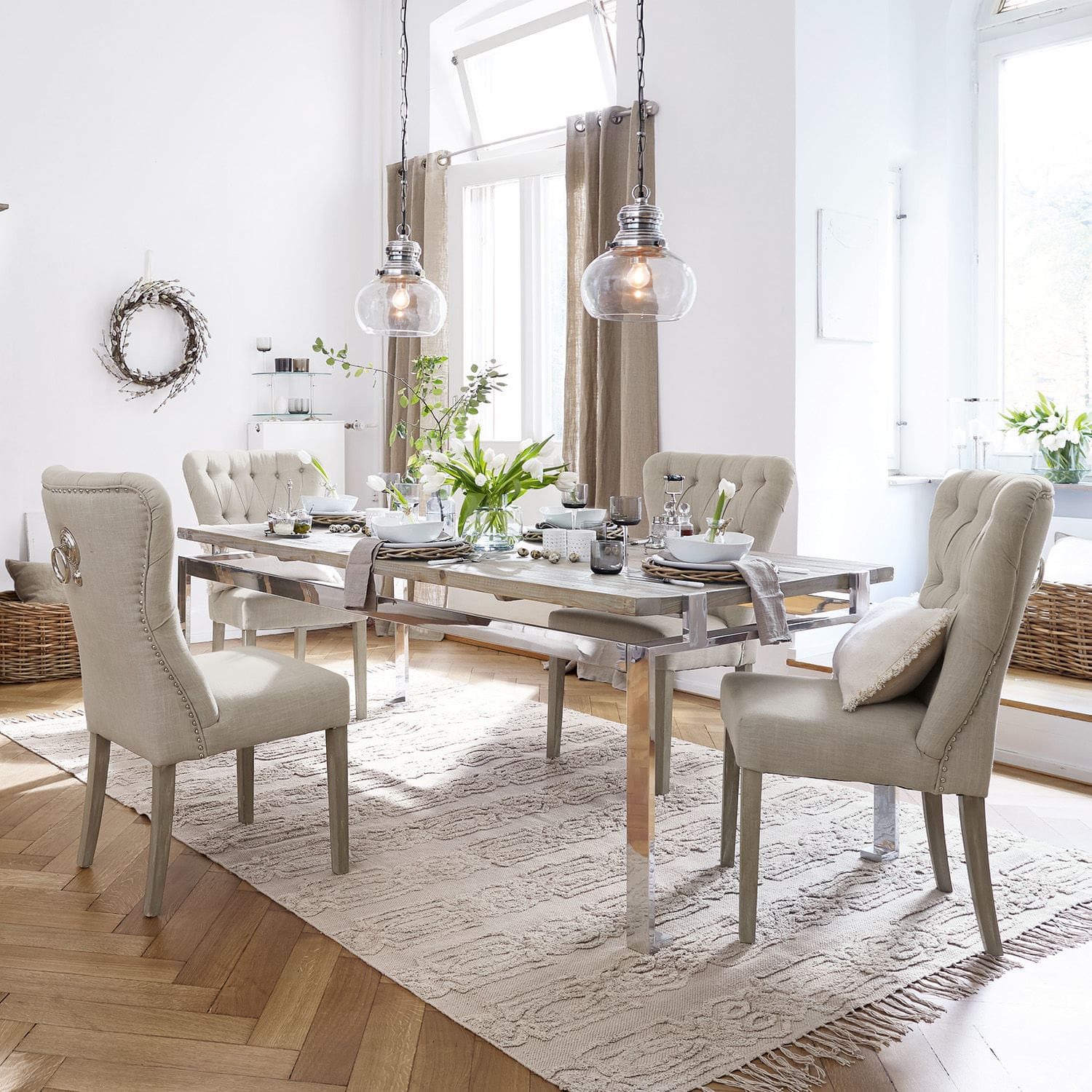 Lichtbeige gestoffeerde stoelen en tafel met metalen poten in moderne eetkamer