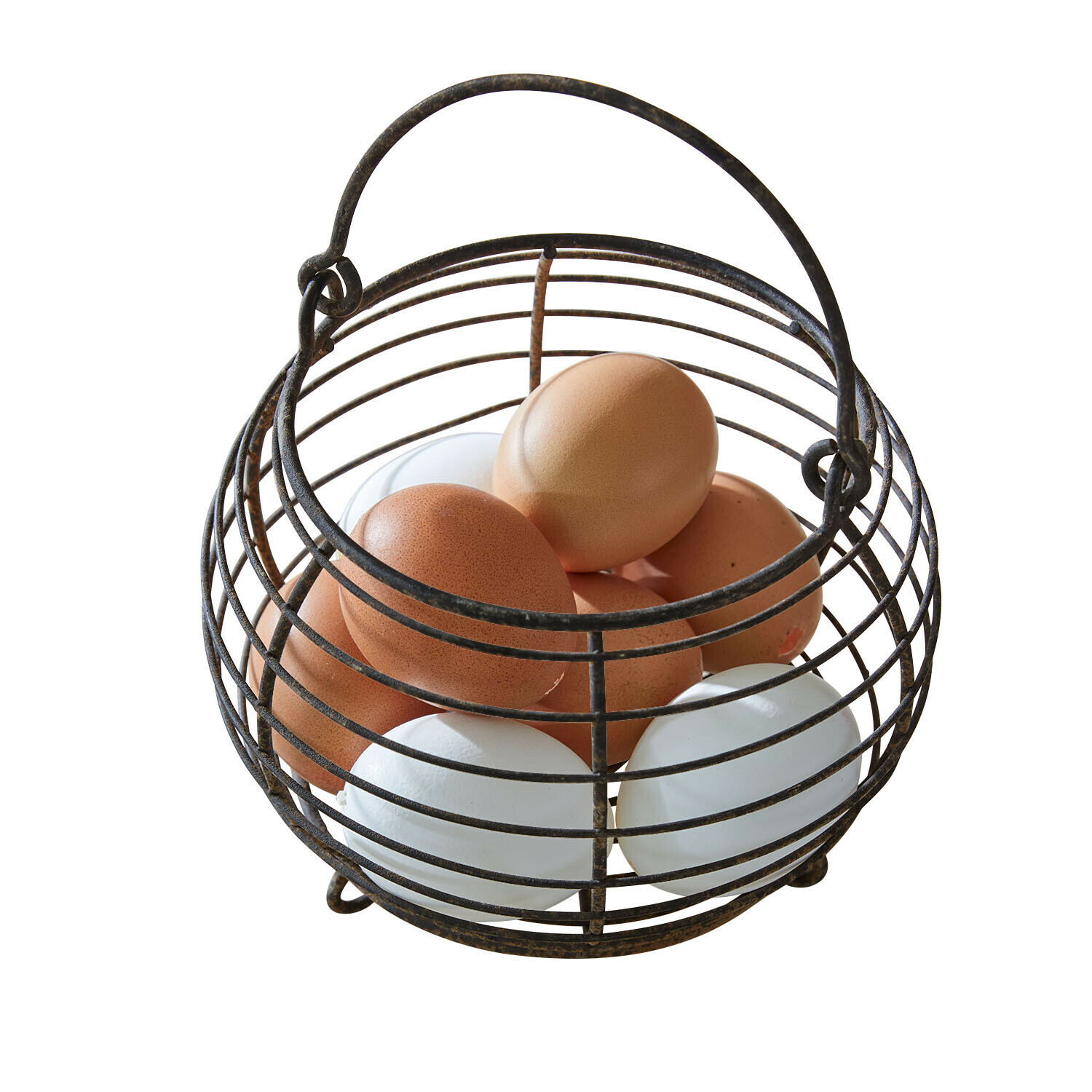Metalen eiermand met handvat, gevuld met bruine en witte eieren, rustiek ontwerp