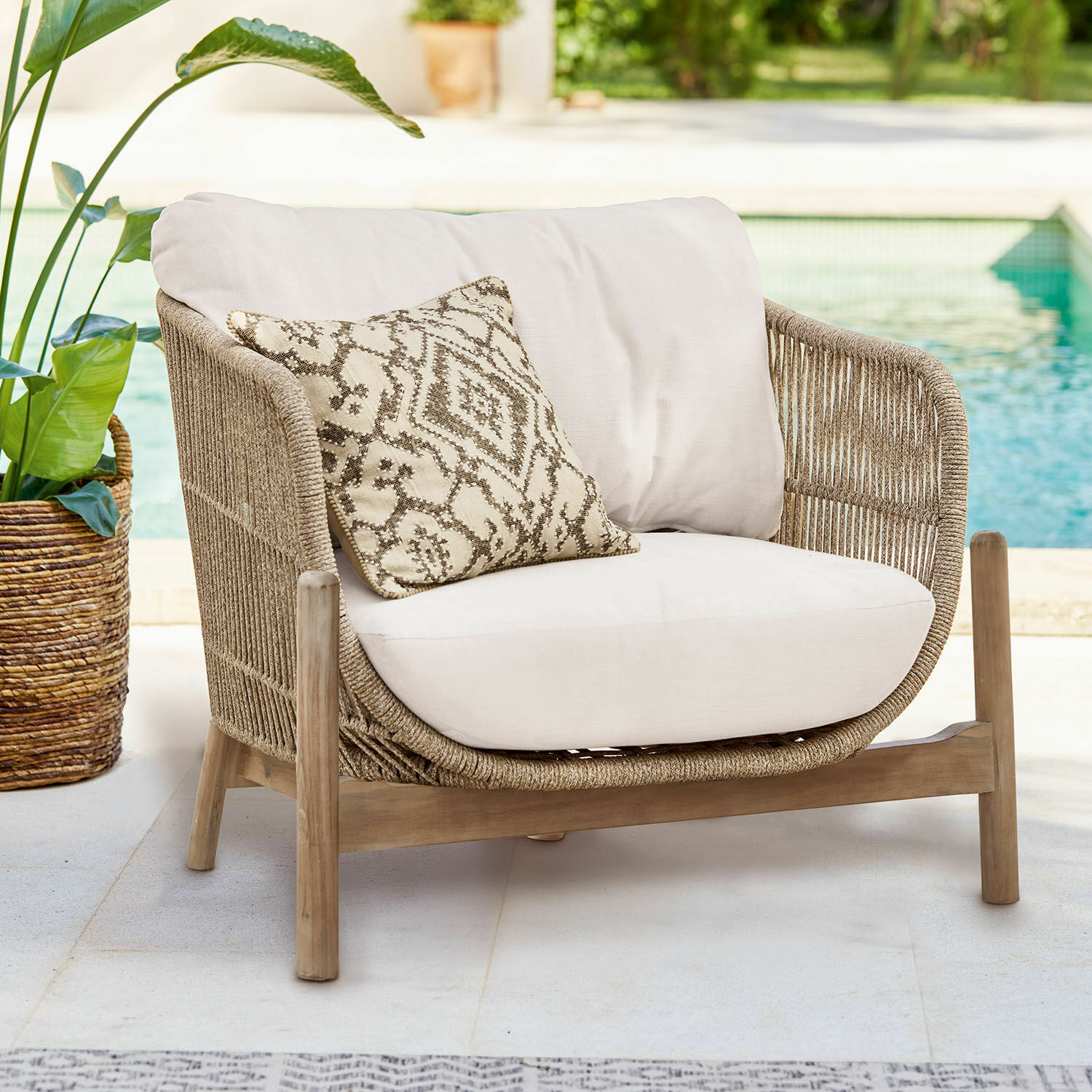 Stoel FSC®-100% Belvidere Buitenzetel met beige kussen en gevlochten rug van natuurlijk hout en touw
