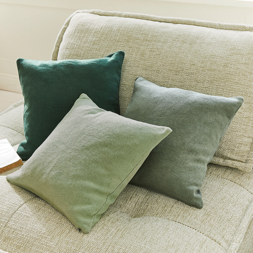Set van 3 Alienor kussenhoezen in groene tinten op beige bank, decoratieve kussens voor woonkamer