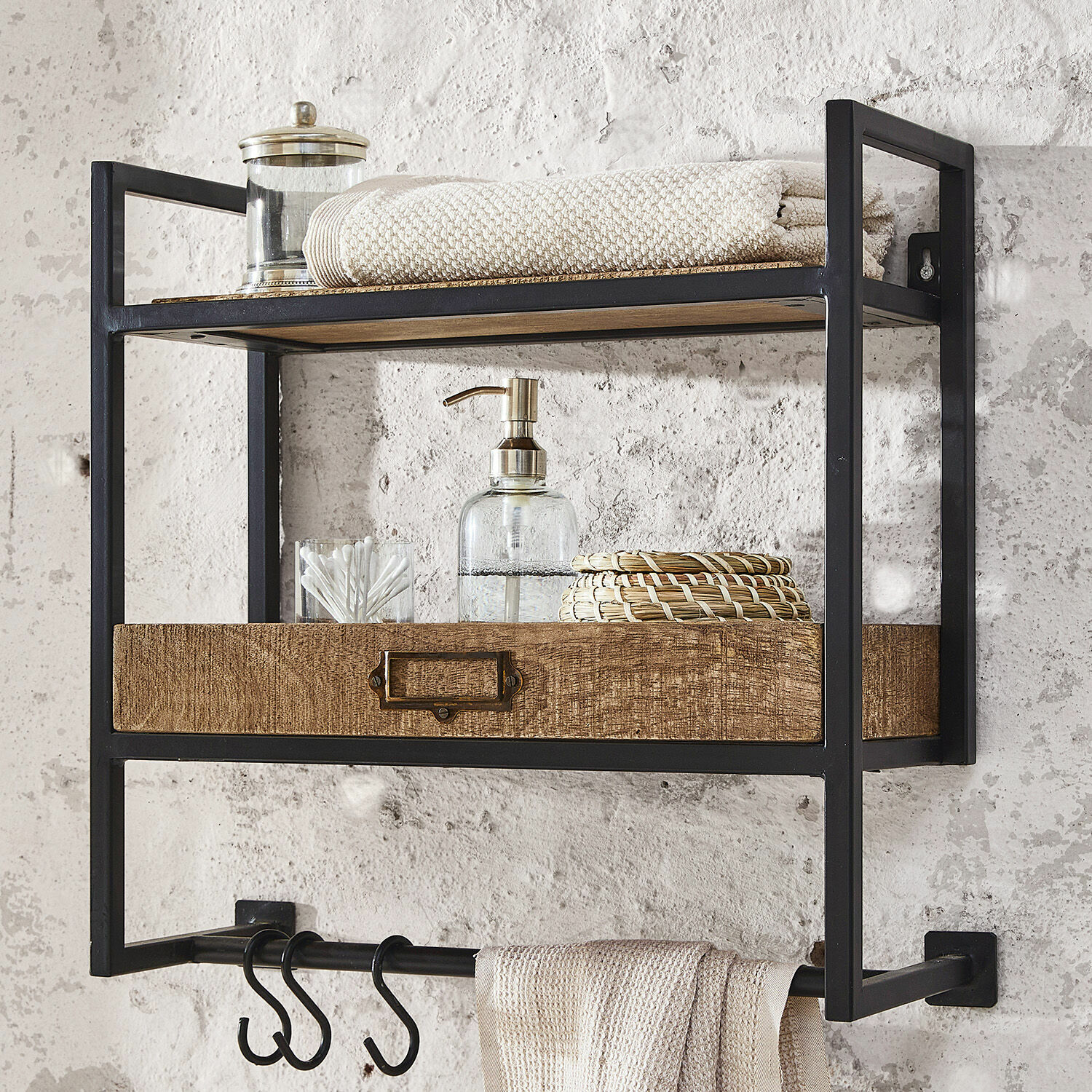 Wandrek Taylors Island Zwart metalen wandrek met houten lade en haken, praktische badkameropberger