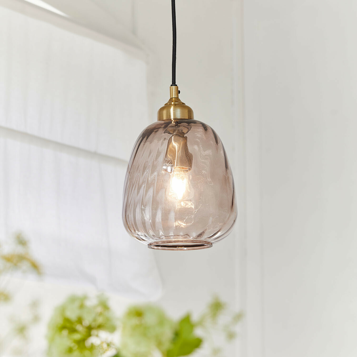 Hanglamp van transparant roze glas met messing houder, moderne binnenverlichting