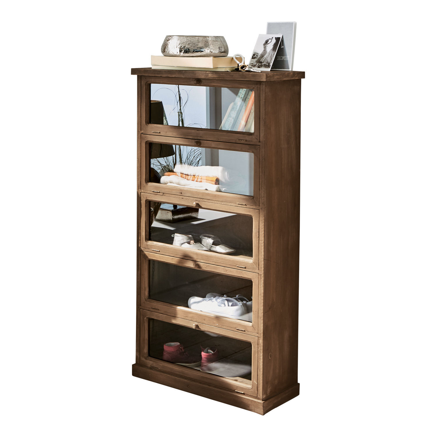 Bruine houten schoenenkast met vijf glazen vakken voor het opbergen van schoenen