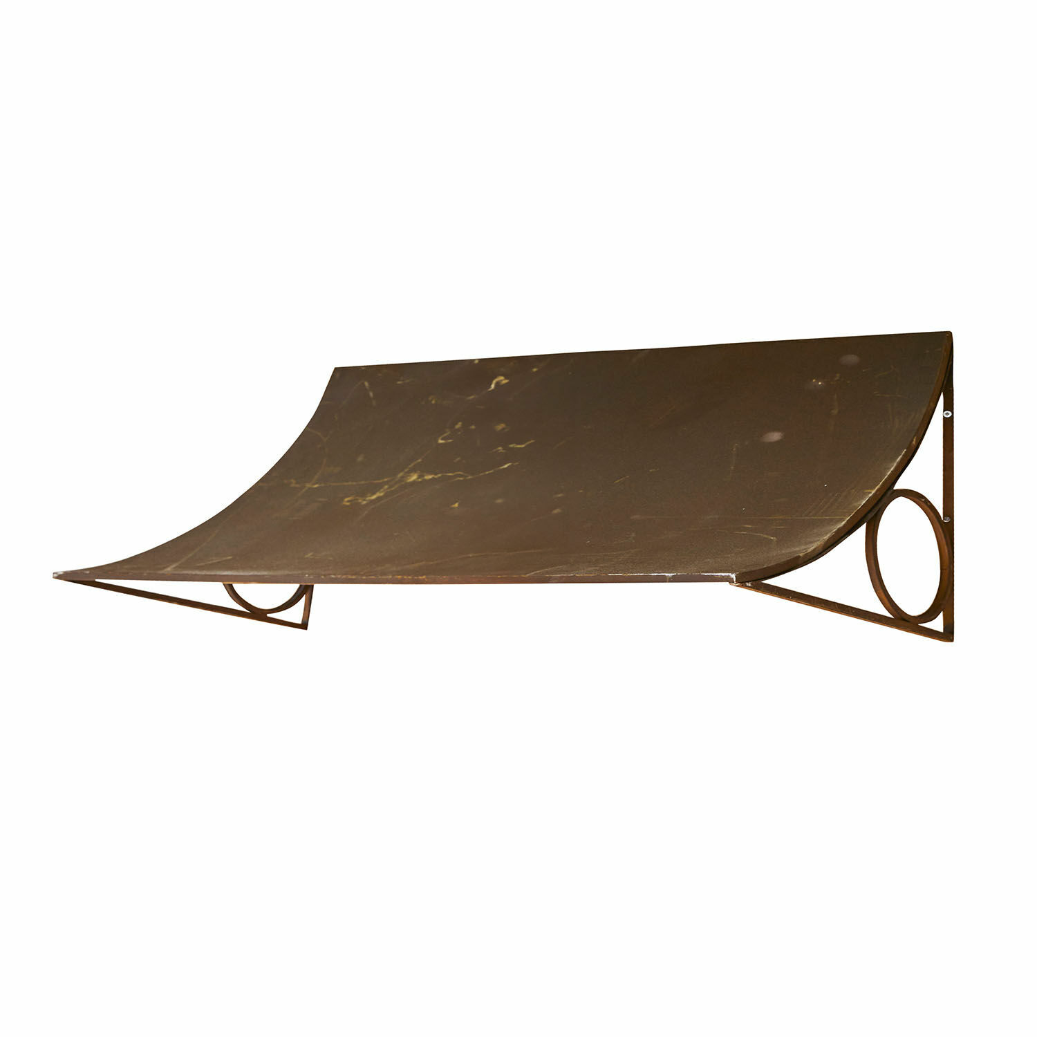 Bruine metalen luifel met eenvoudige, licht gebogen vorm ter bescherming van de ingang