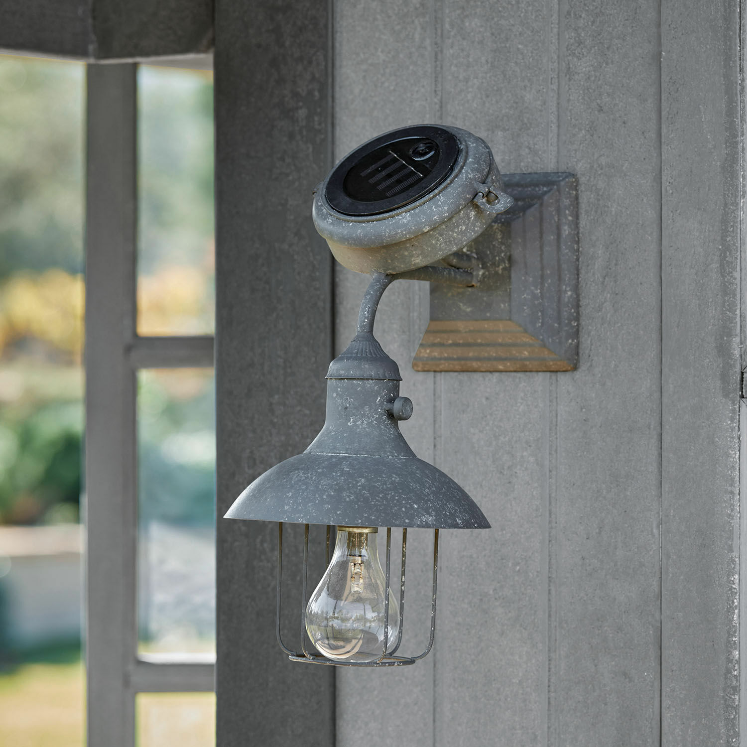 Solar-wandlantaarn Anniviers Grijze metalen wandlamp met kap en gloeilamp, rustieke stijl voor buitenverlichting