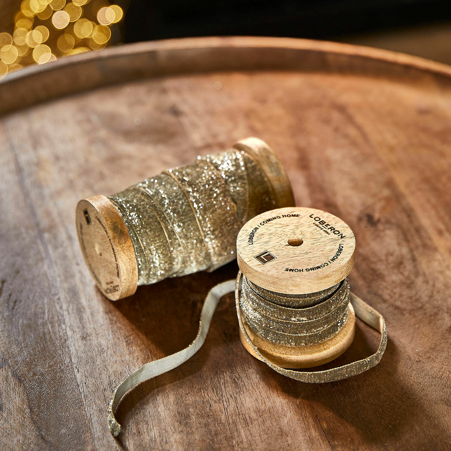 Fluwelen lint set van 2 Risorio Houten spoelen met glinsterend gouden lint op houten tafel voor feestelijke decoratie