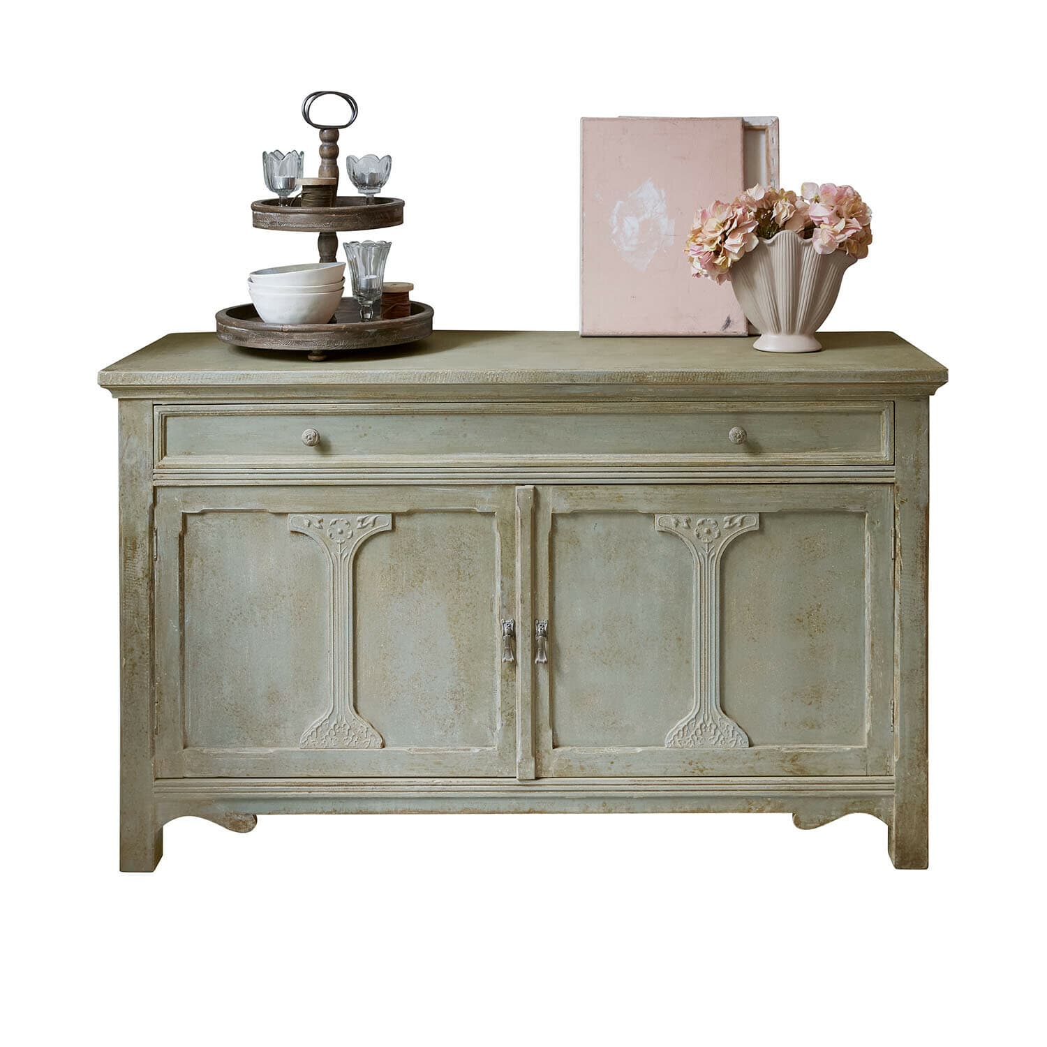 Rustieke groene houten kast met decoratieve deuren en decoraties bovenop