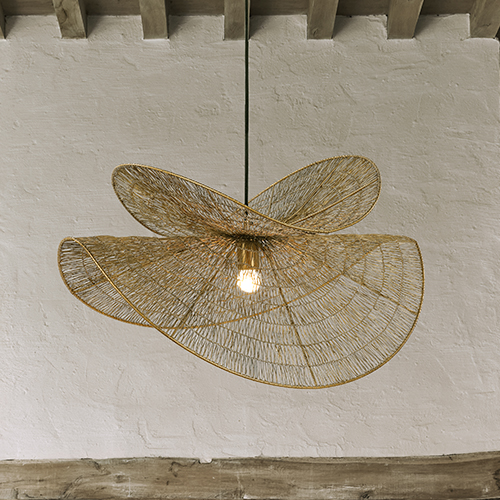 Hanglamp van gevlochten riet in natuurlijke kleur, licht en decoratief voor binnen
