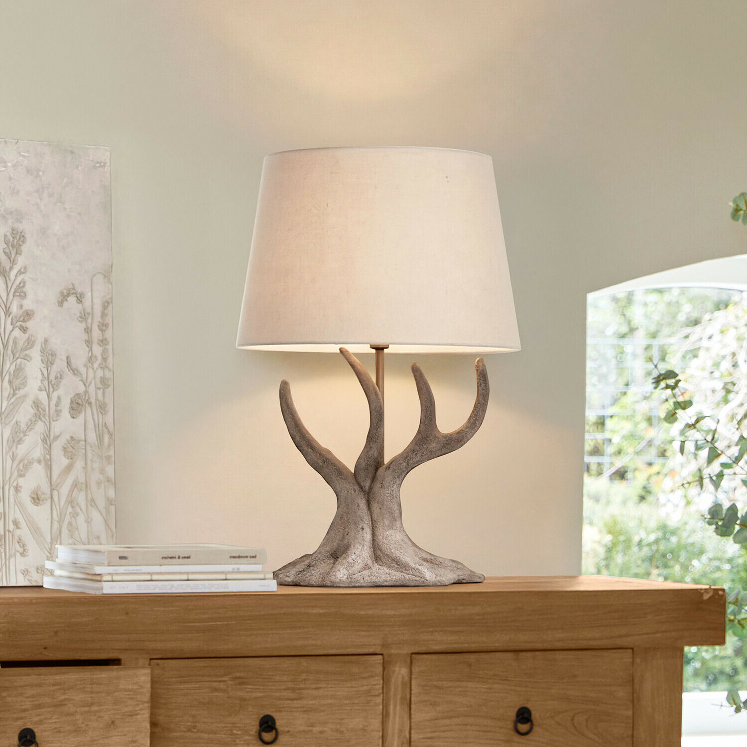 Tafellamp Kestrell Tafellamp met beige kap en grijze takvormige voet, stijlvolle interieurdecoratie