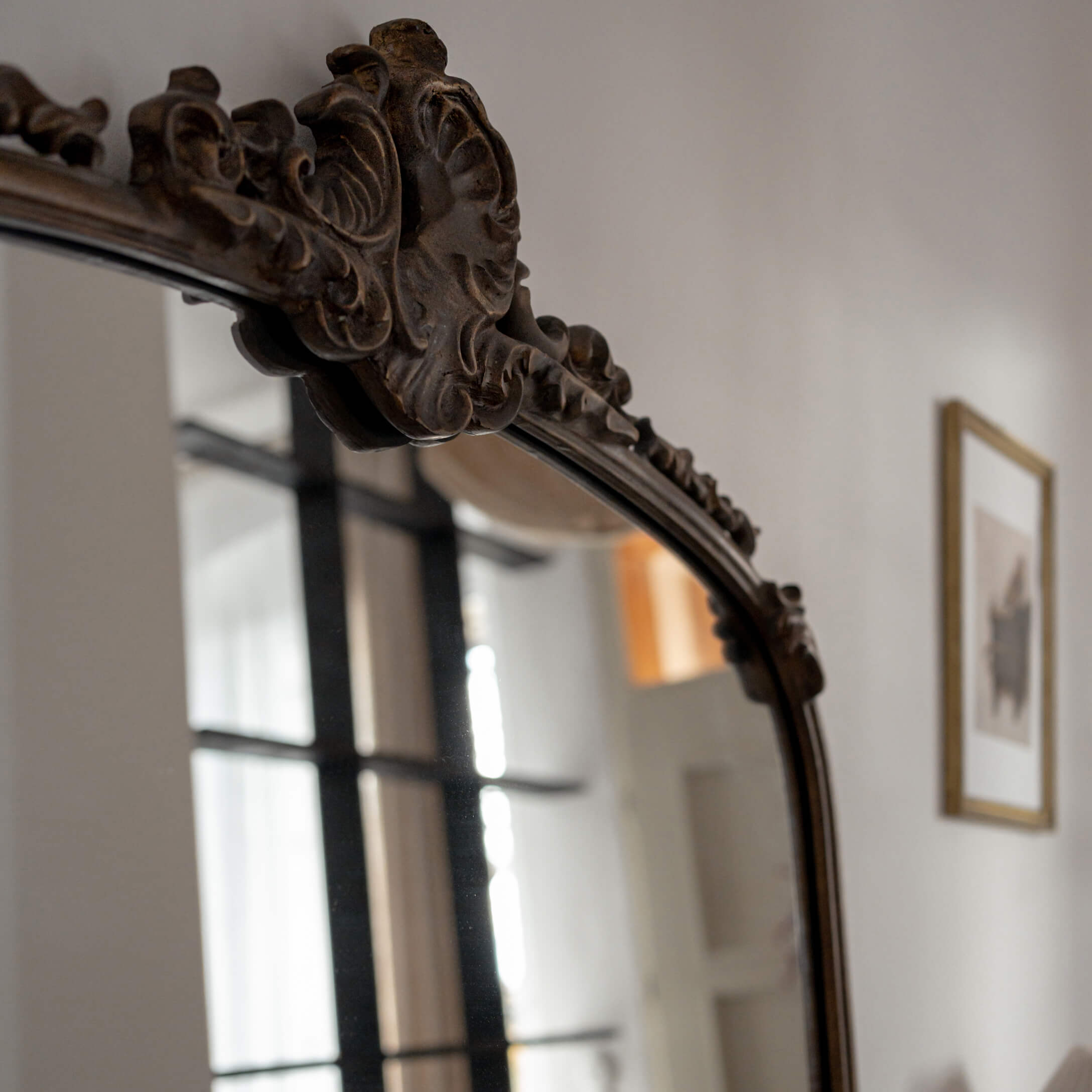 Decoratieve spiegel met donkerhouten lijst en klassiek gesneden ontwerp voor woonkamer