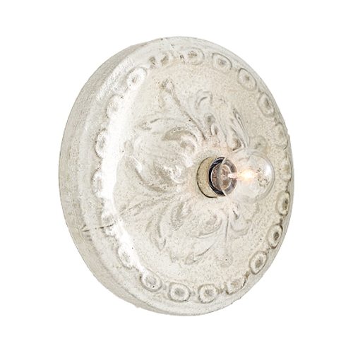 Ronde witte keramische wandlamp met decoratief patroon en zichtbare gloeilamp, vintage wandverlichting