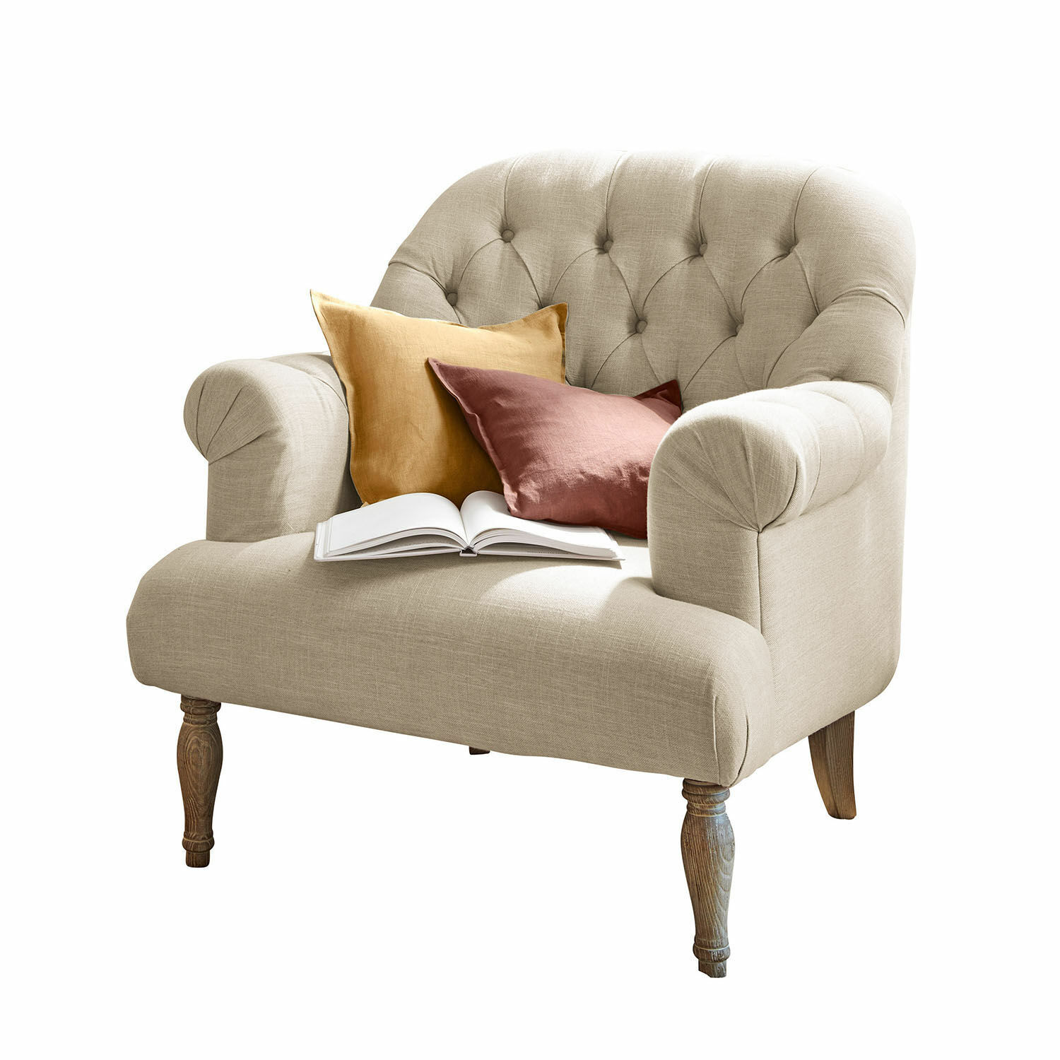 Fauteuil Shambrook Beige gestoffeerde bank met houten poten, gekleurde kussens en open boek voor comfortabele woonkamer