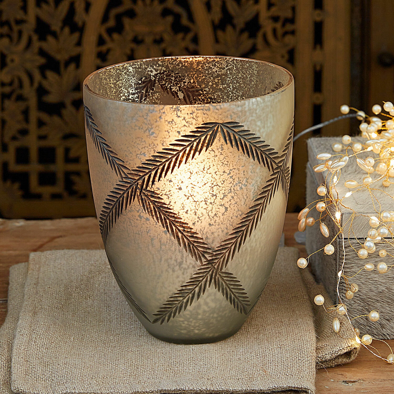 Glazen theelichthouder in grijs met bladmotief, decoratief voor sfeervolle interieurverlichting