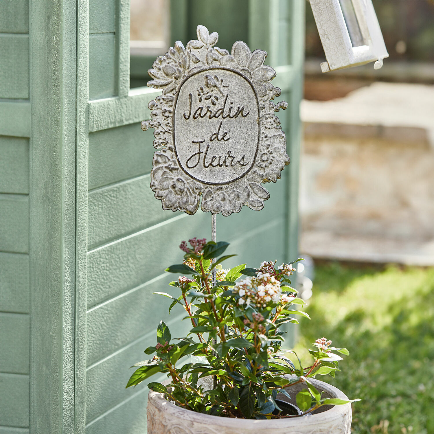 Tuindecoratie Luanda Metalen tuindecoratie met tekst Jardin de Fleurs in pot met groene bladeren en witte bloemen