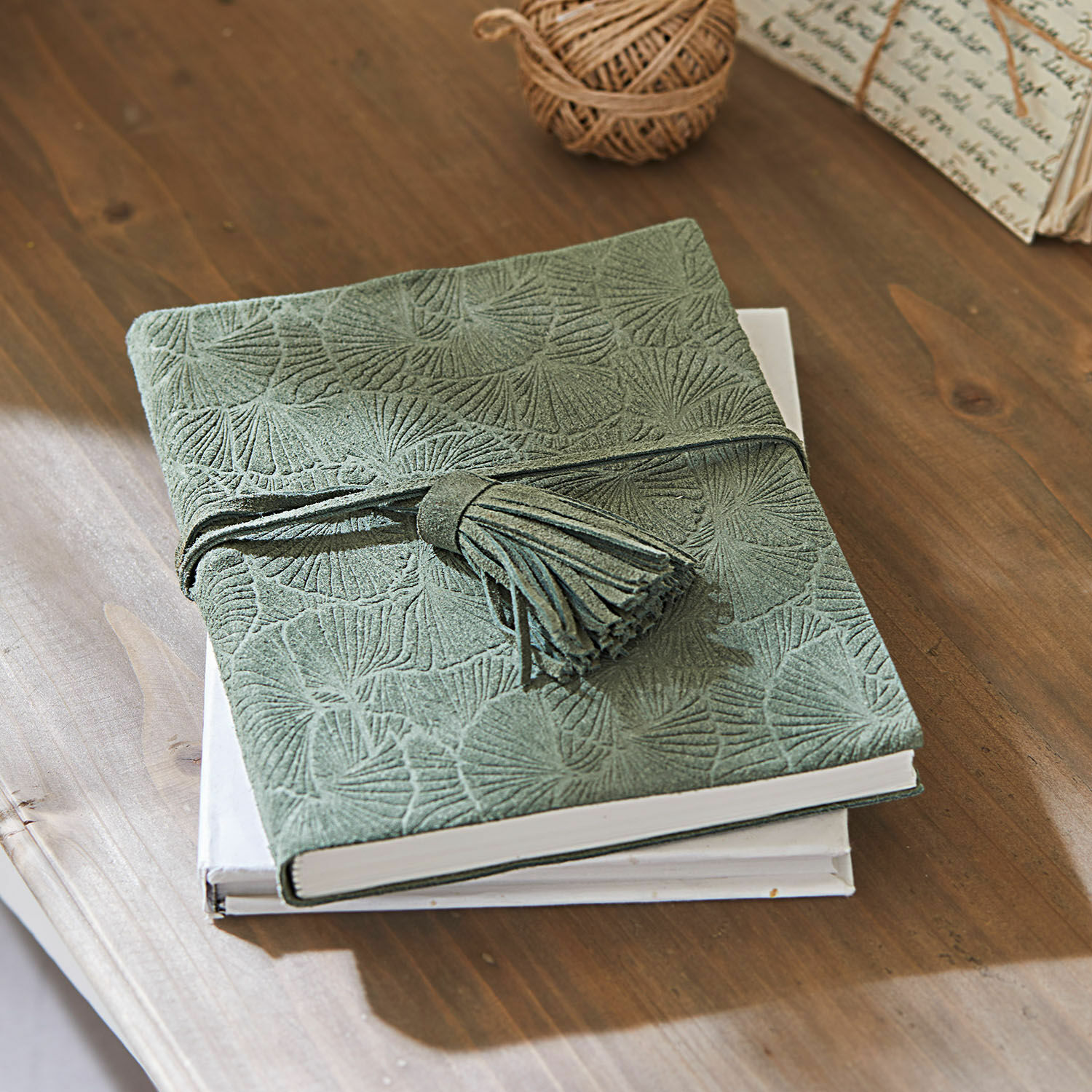 Notitieboekje Brocton Groen suède notitieboek met reliëfpatroon en kwast op houten tafel, schrijfwaren