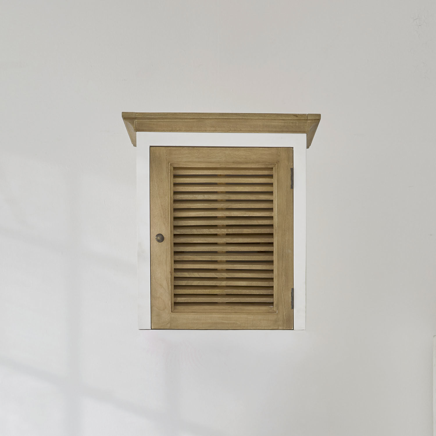 Kastopzet Degarmo Houten wandkast met wit frame en lameldeur in natuurlijke houtkleur