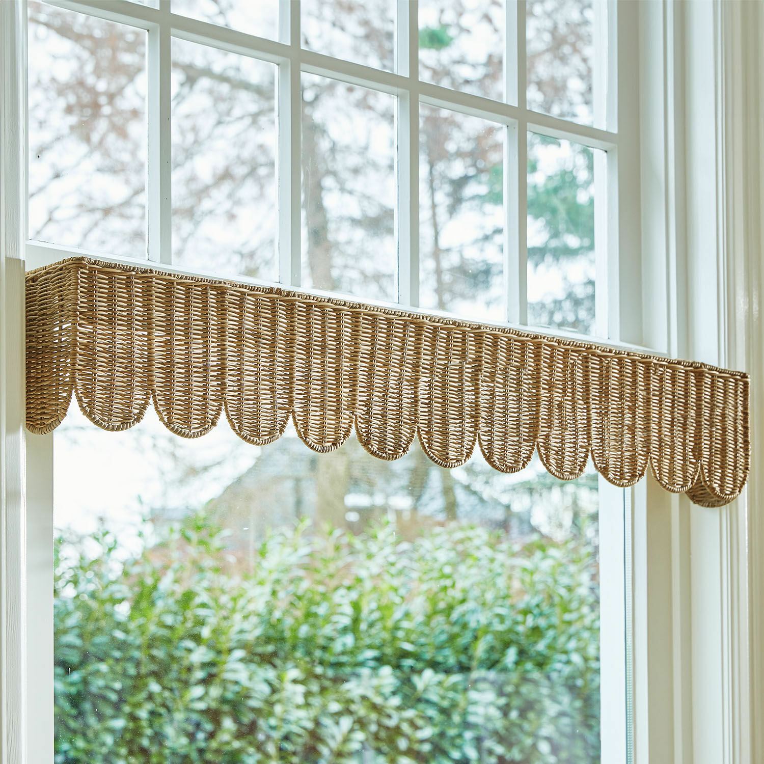 Raamzonwering Glyndon Natuurlijk rotan raamdecoratiepaneel in lichtbruine kleur met golvende rand voor raamversiering