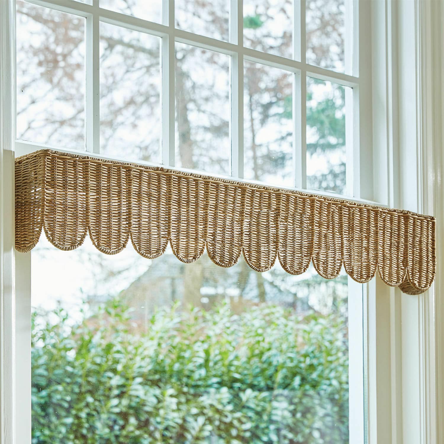 Raamzonwering Glyndon Natuurlijk rotan raamdecoratiepaneel in lichtbruine kleur met golvende rand voor raamversiering