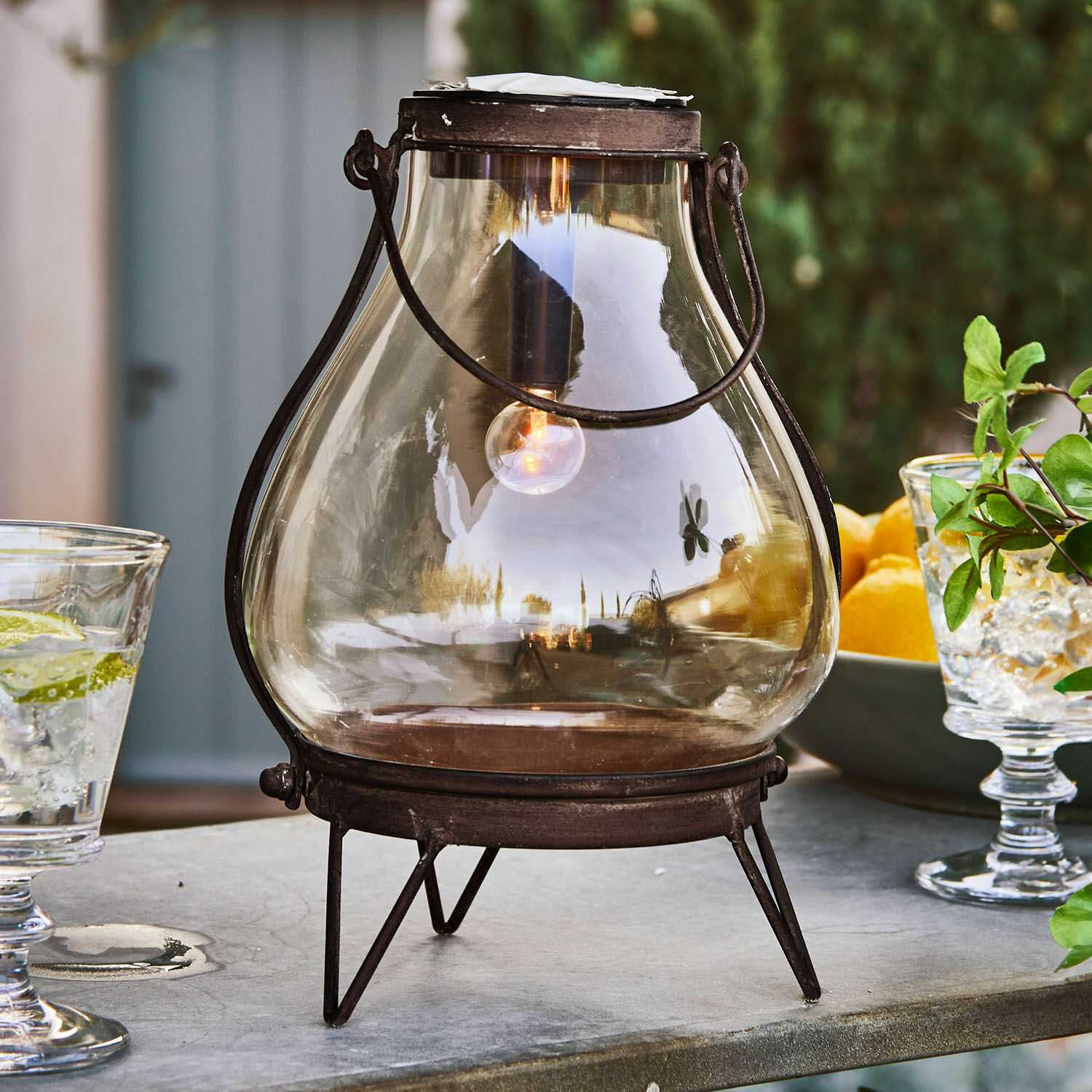 Lantaarn op zonne-energie Scarron Glazen lantaarn met roestig metalen frame, decoratieve buitenlamp voor tuin