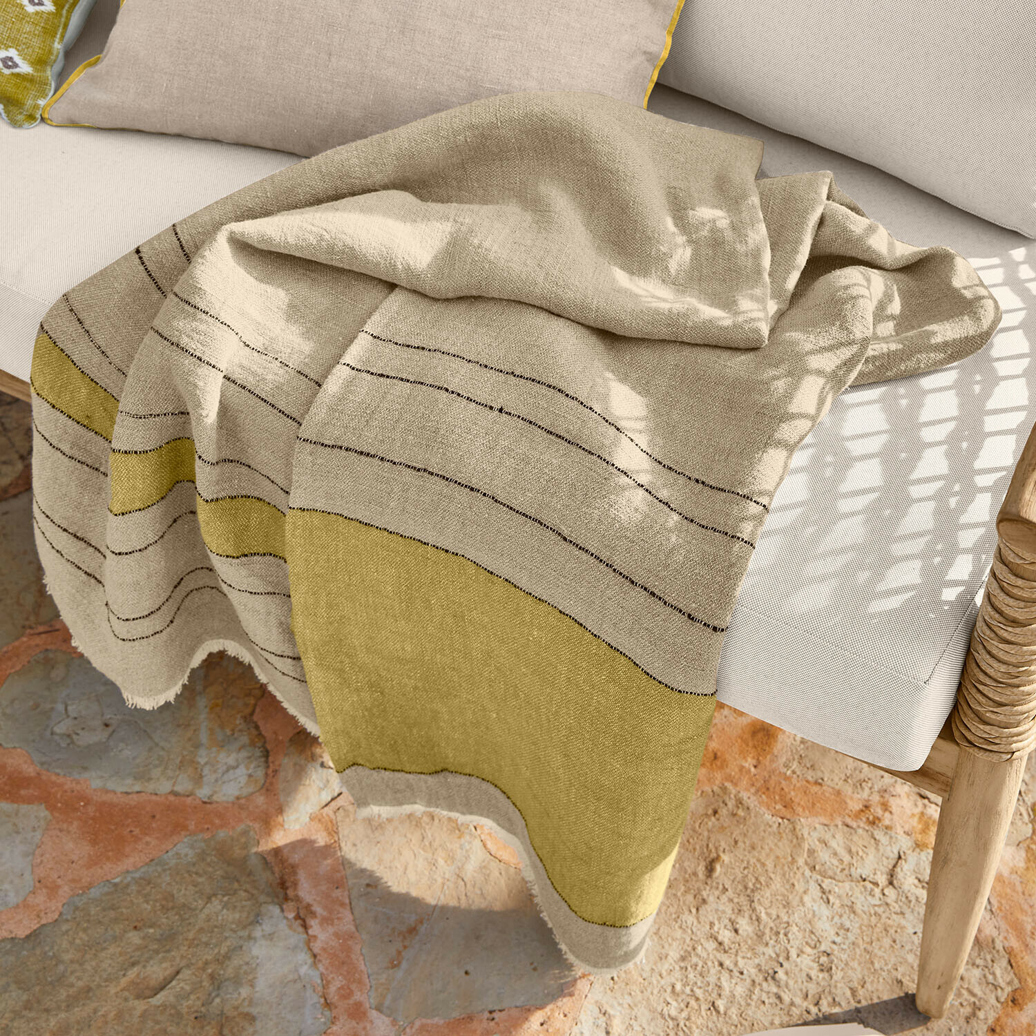 Plaid Brisalda Beige-olijfgroene linnen deken met subtiel streeppatroon, ideaal voor interieurdecoratie en ontspanning