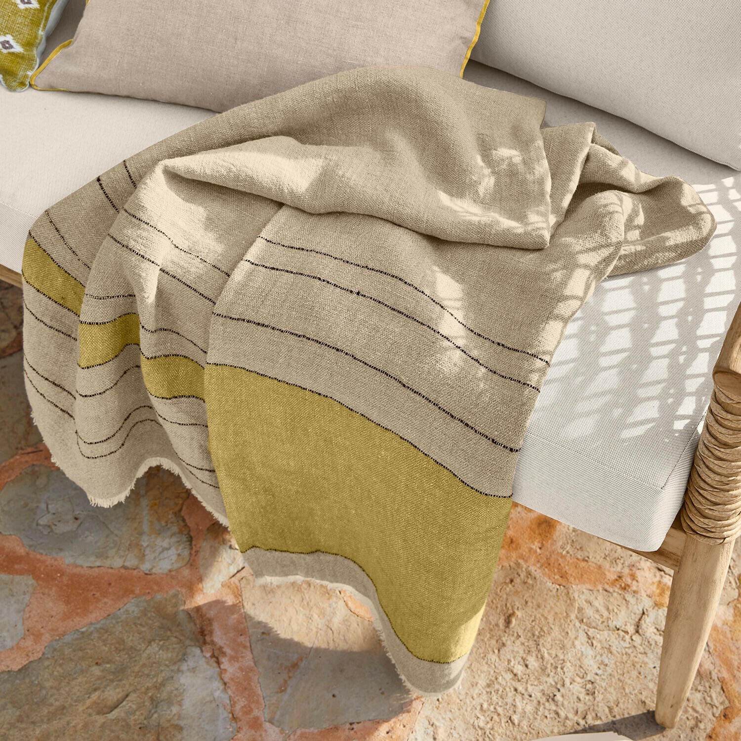 Plaid Brisalda Beige-olijfgroene linnen deken met subtiel streeppatroon, ideaal voor interieurdecoratie en ontspanning