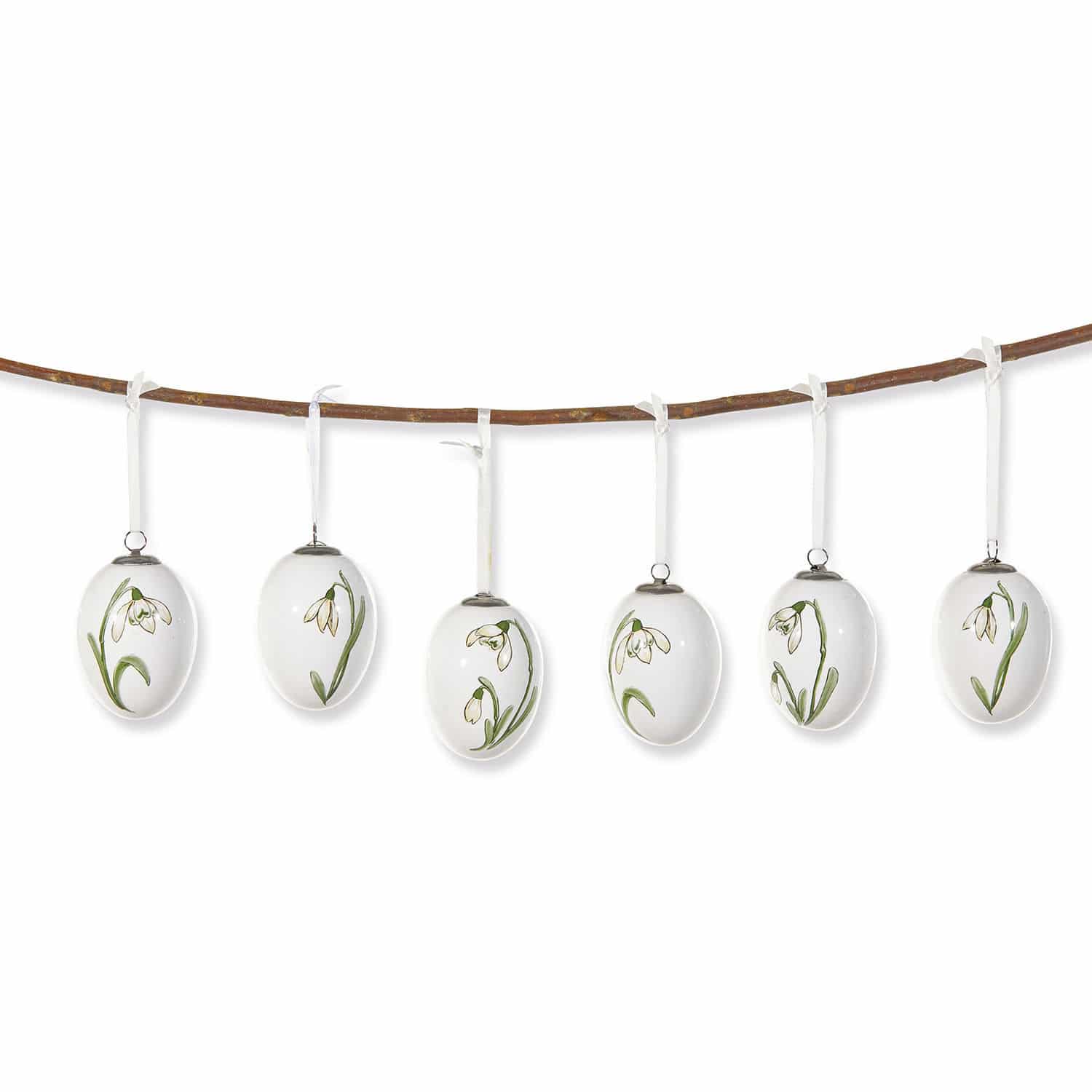 Paasei set van 6 Willmare Set van zes witte keramische eieren met groene bloemen, hangend aan een tak, lentedeocratie