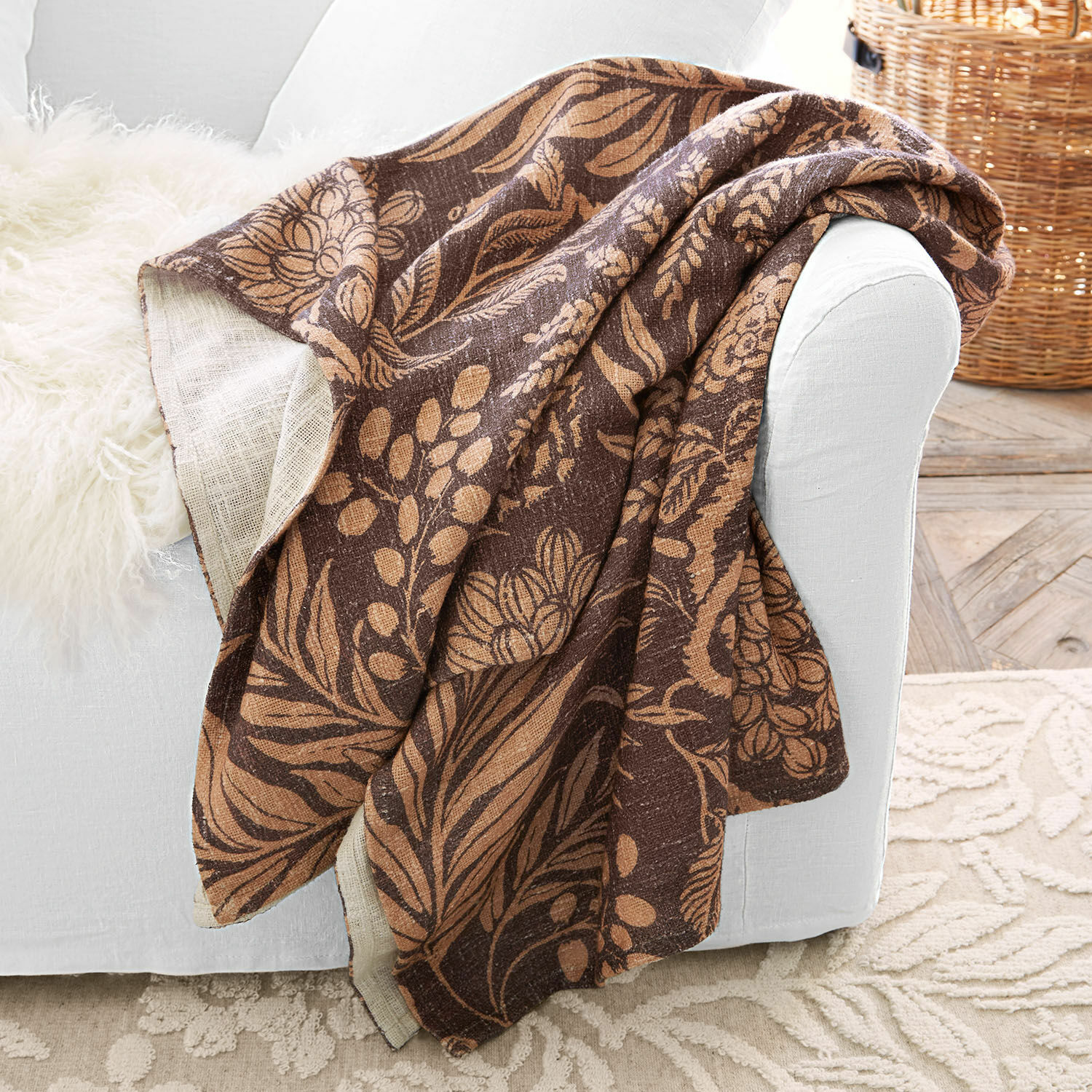 Plaid Carivelle Bruine deken met blad- en bloemenpatroon, zacht materiaal, decoratief en praktisch woonaccessoire