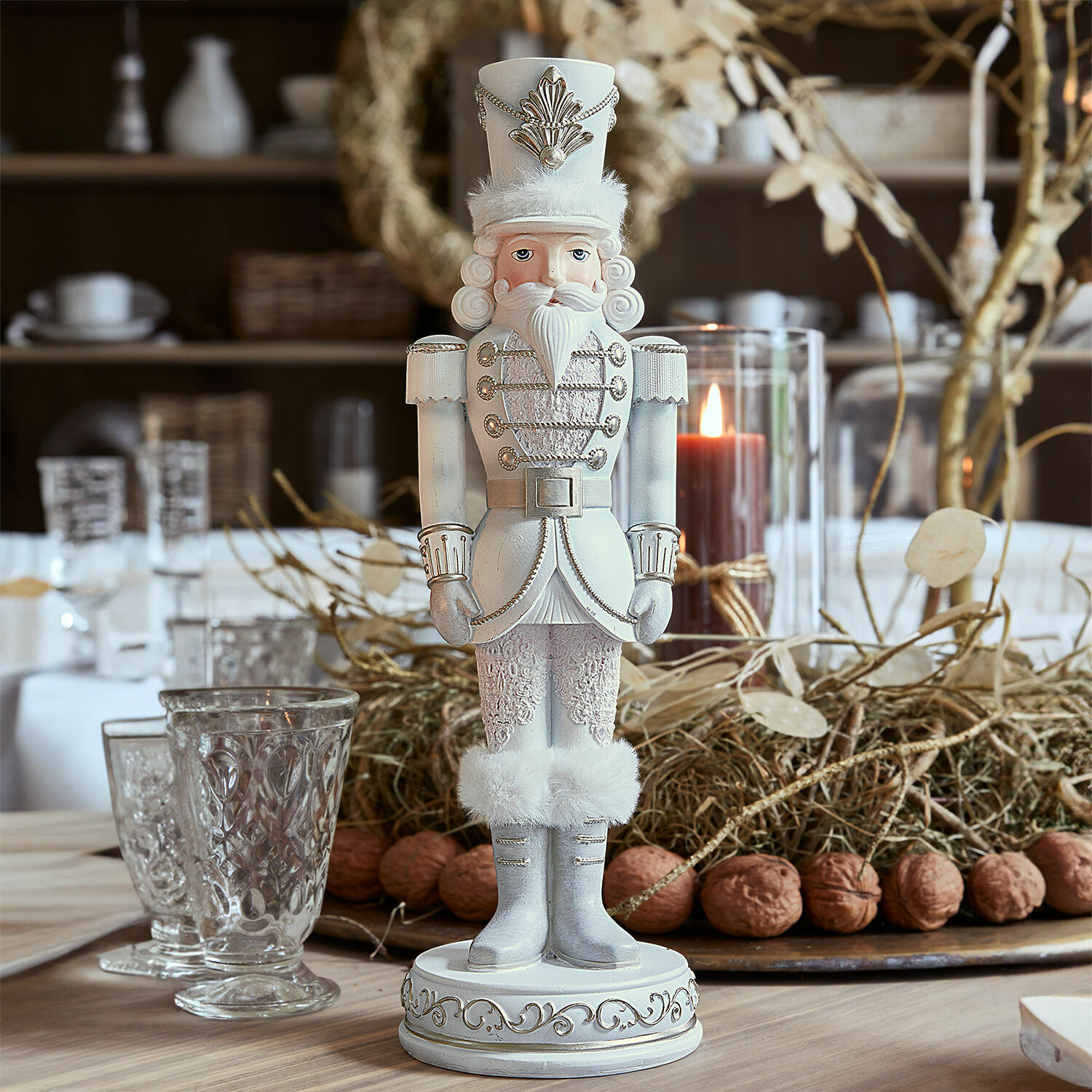 Siernotenkraker Moriette Witte houten notenkraker met bontdetails en zilveren versieringen op feestelijke tafel