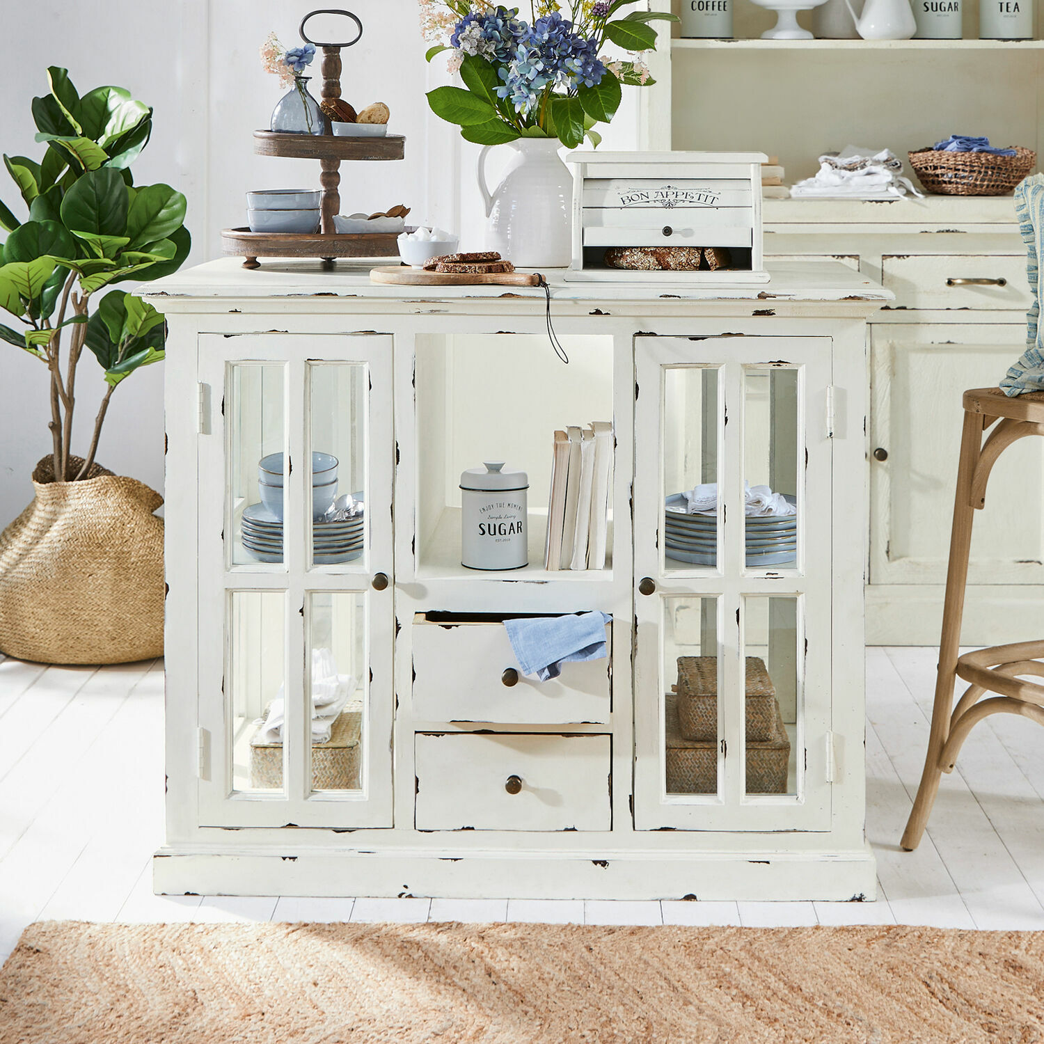 Keukenblok Catigny Witte houten dressoir met glazen deuren en lades in vintage stijl voor opbergruimte