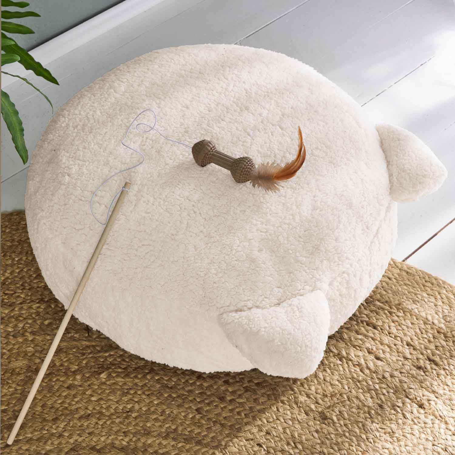 Ronde crèmekleurige kussen van zacht materiaal met oortjes en veerspeeltje aan touw voor katten