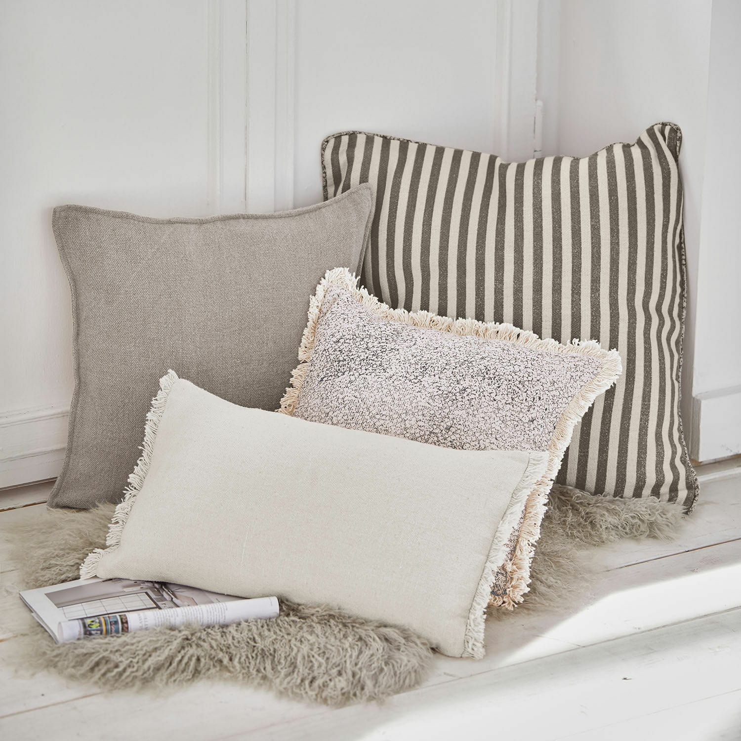 Kussen set van 4 Valenciennes Set van vier decoratieve kussens in beige en grijstinten op een bontkleed