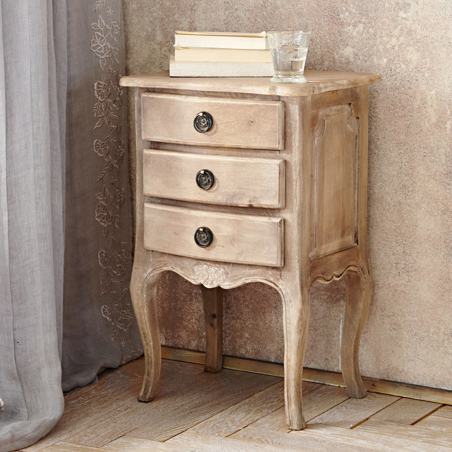 Nachtkastje Loury Vintage houten nachtkastje in lichtbruine kleur met drie lades en ronde handgrepen