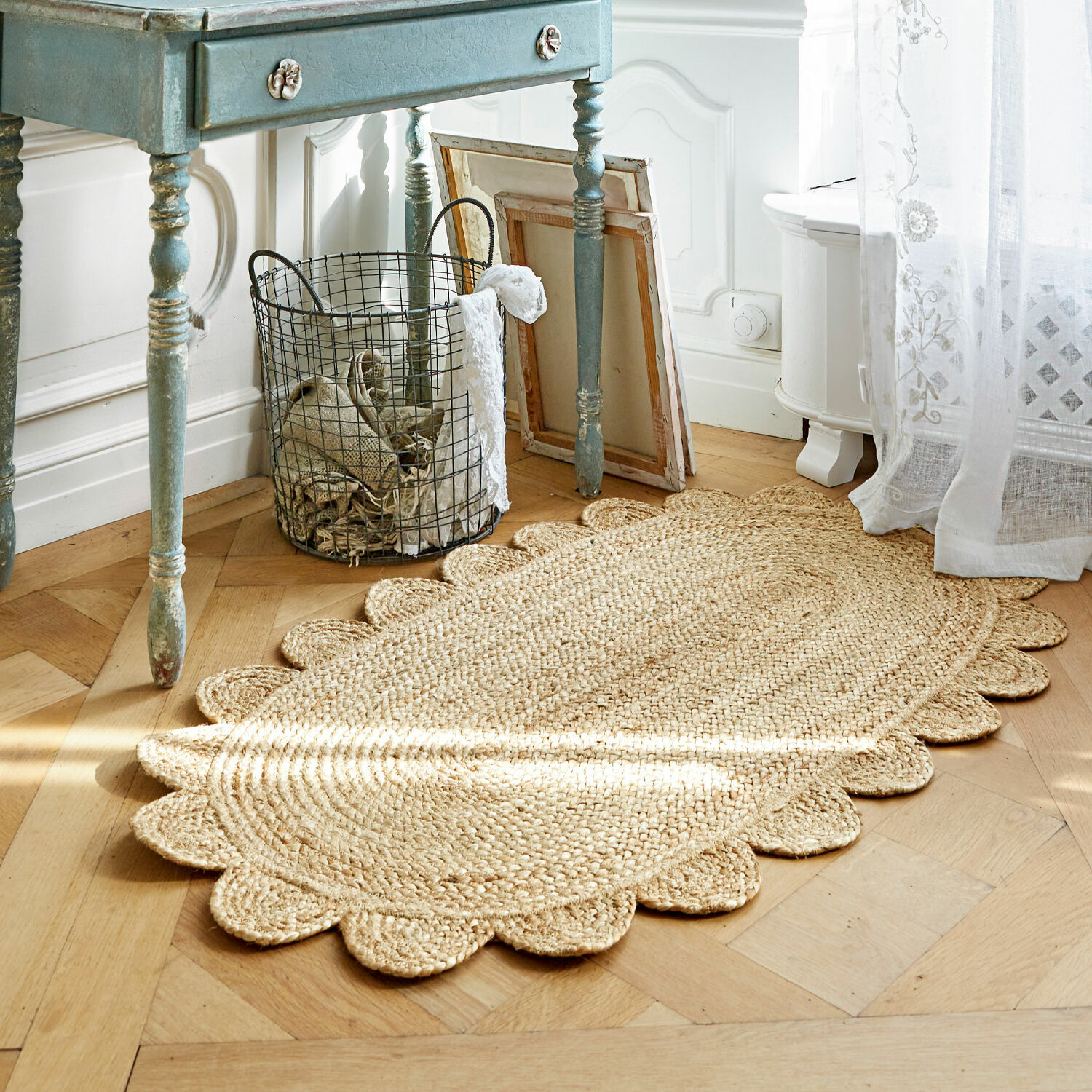 Vloerkleed Ferce Ovale jute vloerkleed in natuurlijke kleur met decoratieve rand, perfect voor interieurdecoratie.