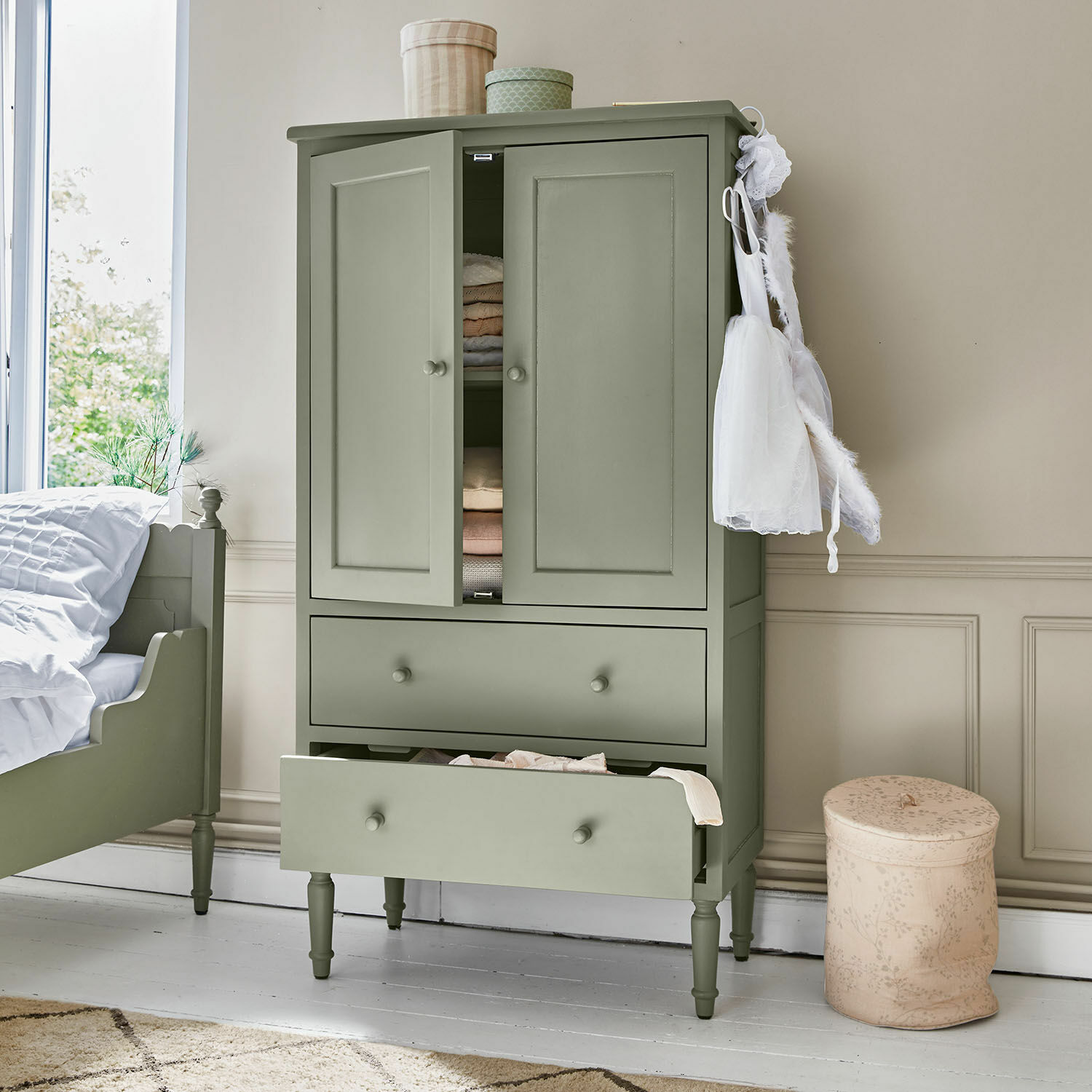 Groene houten kast met twee lades en planken, klassieke slaapkamermeubel