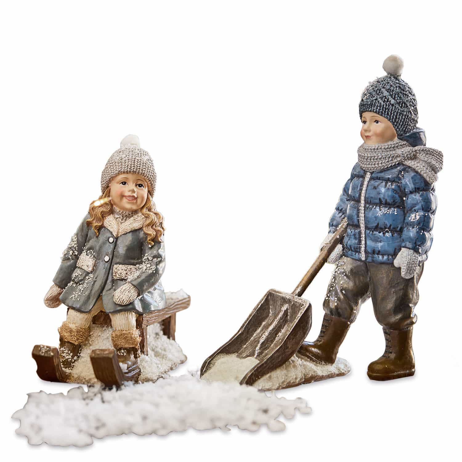 Figuurtje, set van 2 Arue Beeldjes van kinderen in winterkleding met sjaal en muts, spelend in de sneeuw met schep en slee