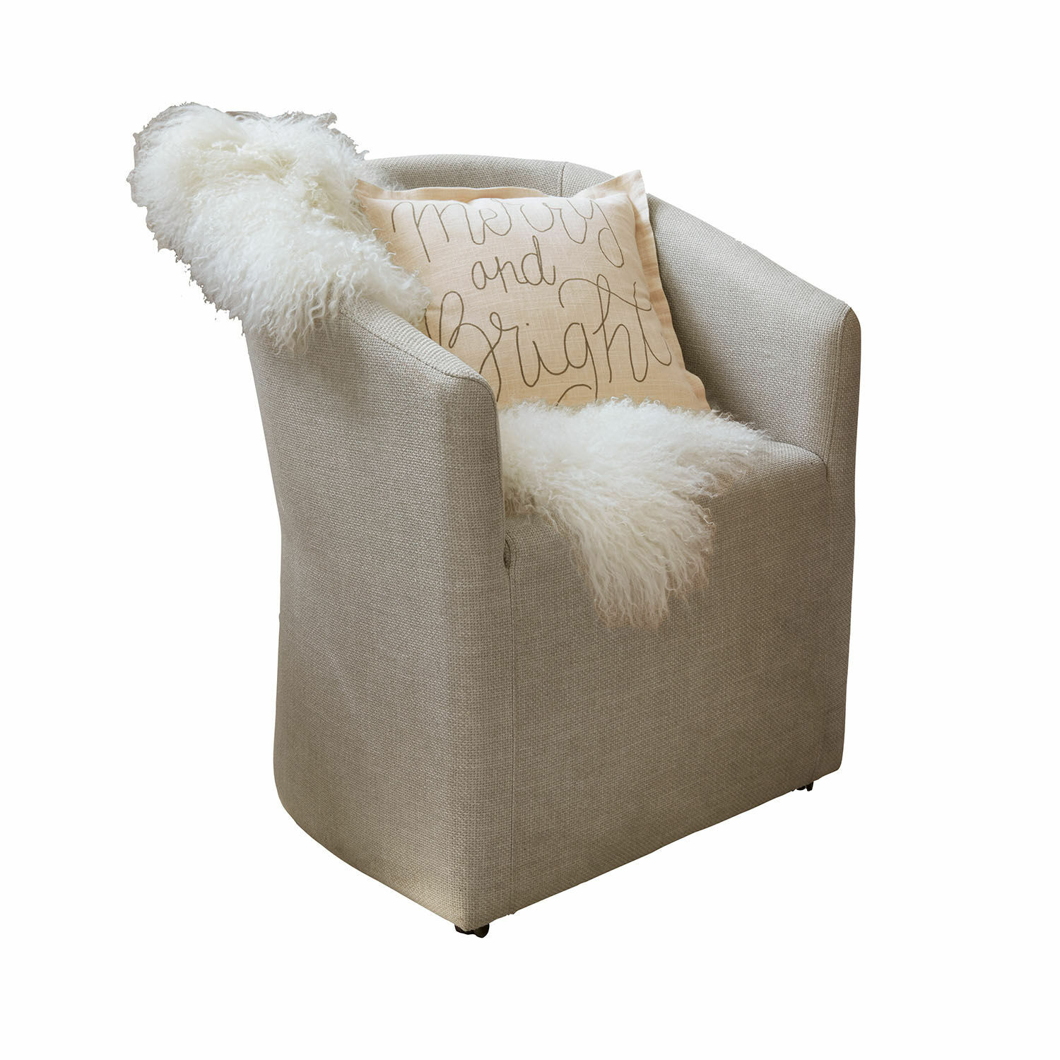 Fauteuil Holmsen Beige gestoffeerde fauteuil met sierkussen en witte nepbont deken voor de woonkamer