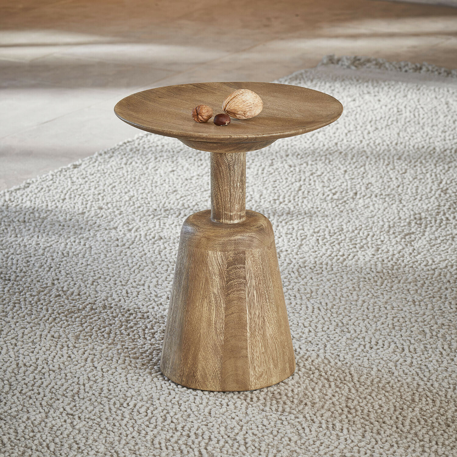 Bijzettafeltje Ulric Houten bijzettafel in natuurlijke kleur op lichte vloerkleed, minimalistisch ontwerp voor woonkamer