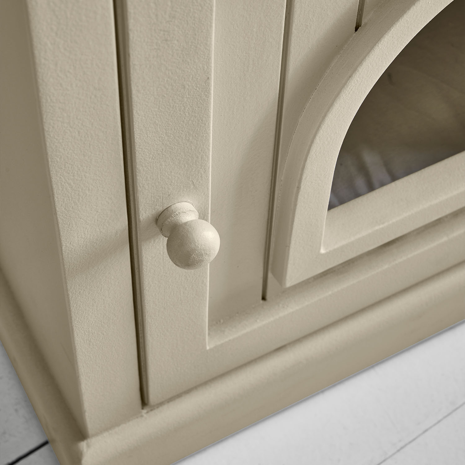 Beige houten kast met ronde knop en glazen deur, vintage opbergmeubel