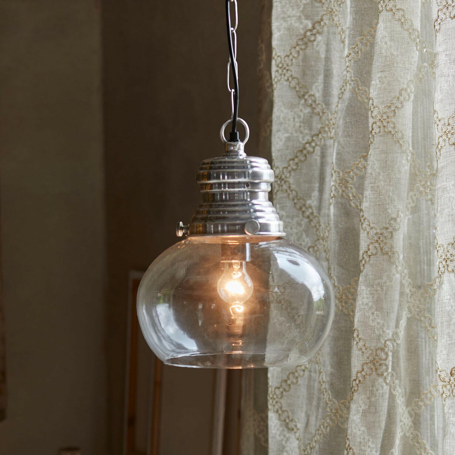 Hanglamp Jule Glazen hanglamp met zilveren metalen kap, decoratieve plafondlamp voor woonkamer