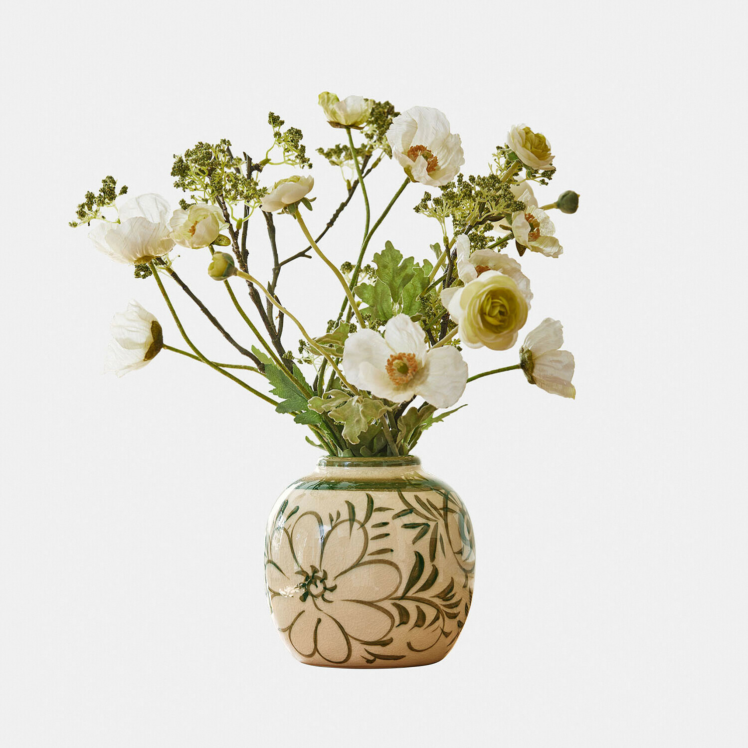 Beige keramische vaas met groene bloemenpatronen en witte en groene decoratieve bloemen