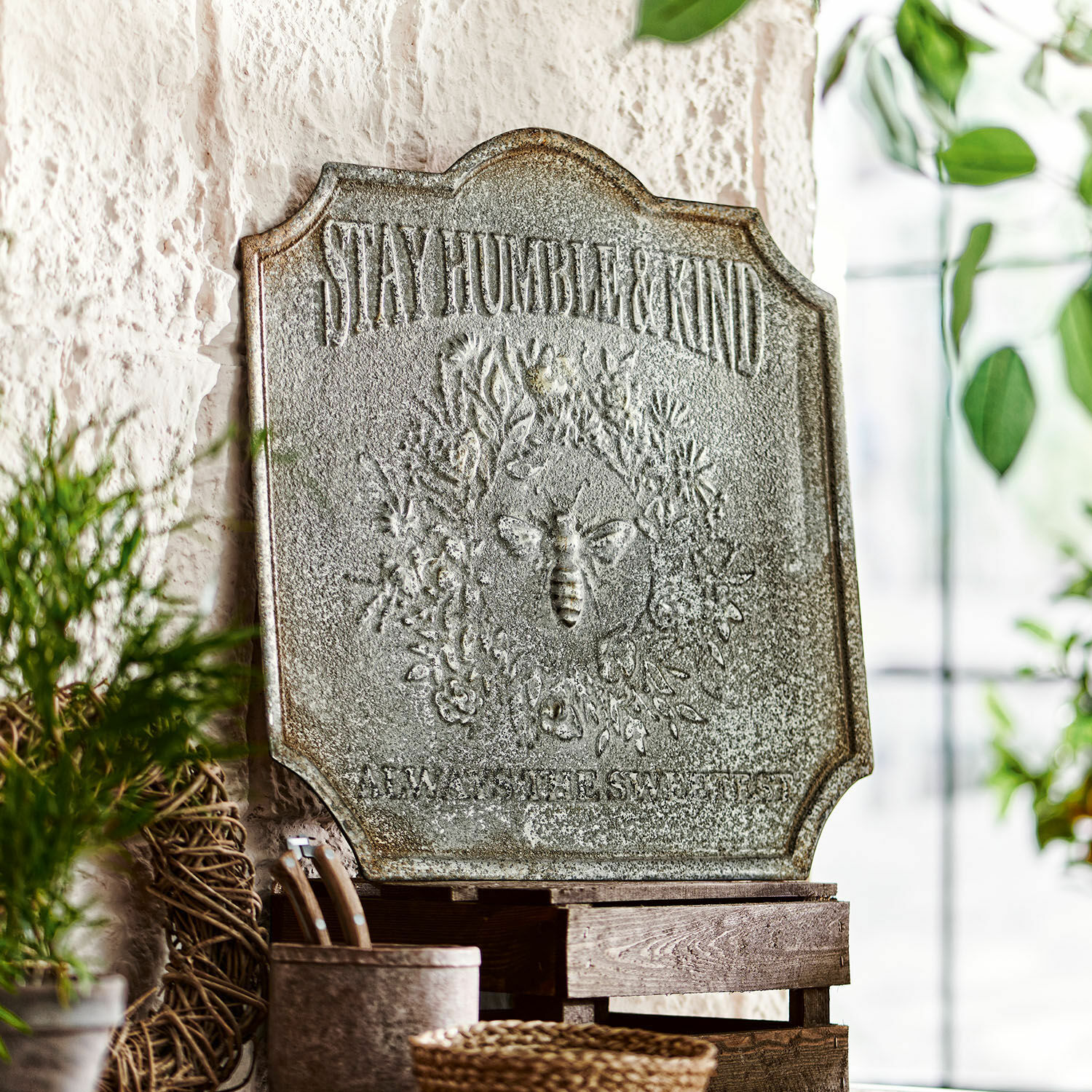 Decoboard Humble Metalen wanddecoratie met tekst Stay Humble & Kind en bijenmotief in vintage stijl