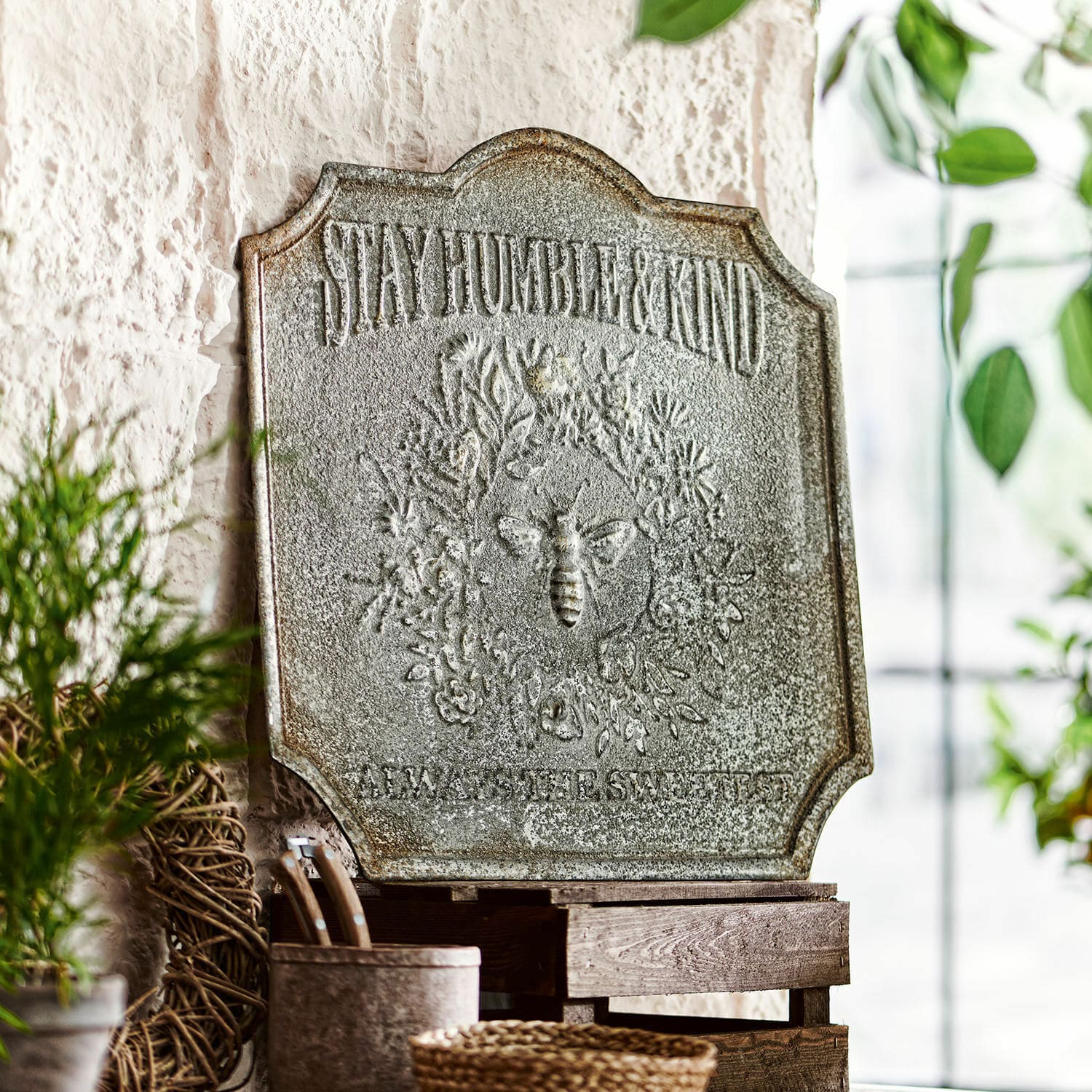 Decoboard Humble Metalen wanddecoratie met tekst Stay Humble & Kind en bijenmotief in vintage stijl